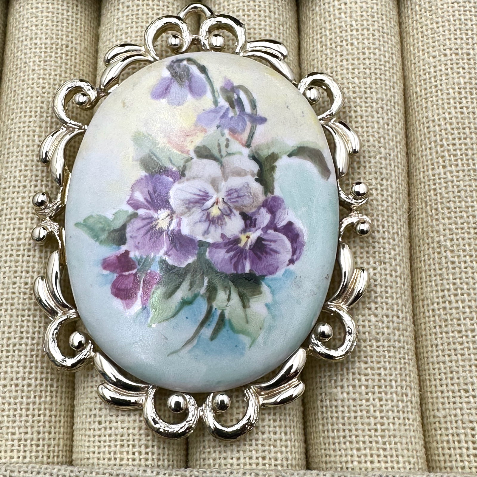 Vintage Hand Painted Ceramic Gold Tone Brooch Pin 3 Inch Purple Pansy Flower Design: Vintage Hand Painted Ceramic Gold Tone Brooch Pin 3 Inch Purple Pansy Flower Design