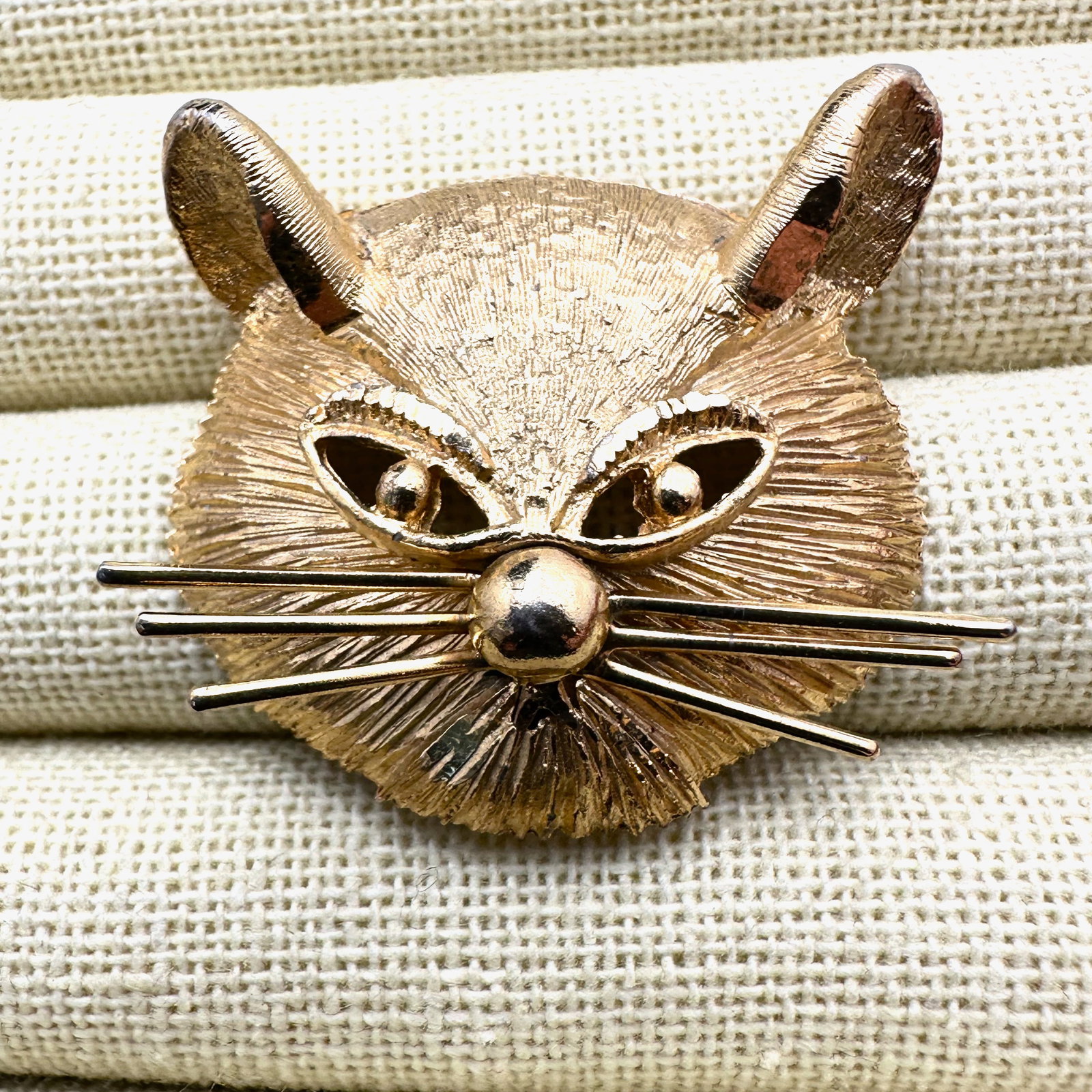 Vintage BSK Gold Tone Cat Brooch Pin 1.5 Inches: Vintage BSK Gold Tone Cat Brooch Pin 1.5 Inches