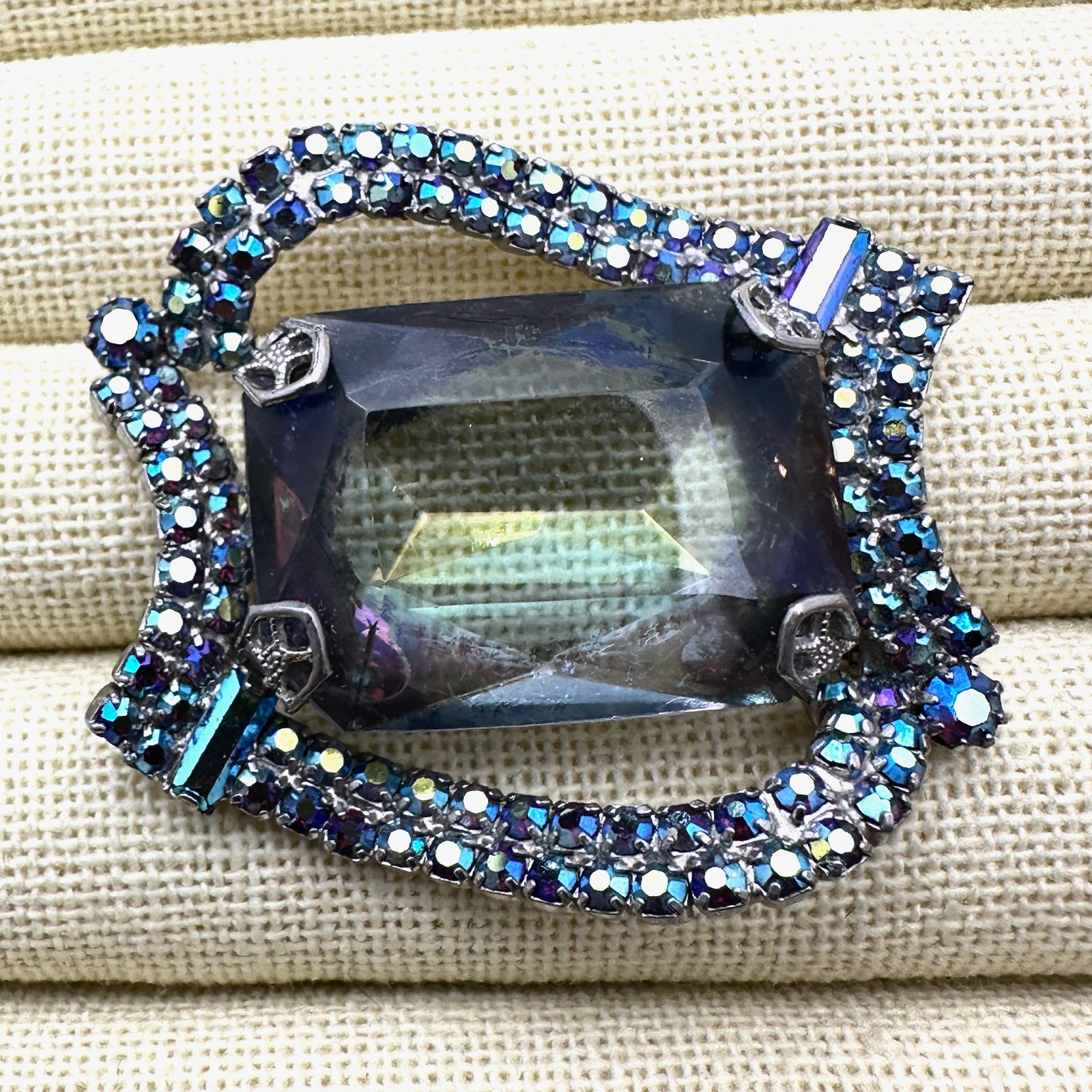 Vintage Unsigned Blue Aurora Borealis Glass Rhinestone Silver Tone Brooch Pin 2 Inch: Vintage Unsigned Blue Aurora Borealis Glass Rhinestone Silver Tone Brooch Pin 2 Inch