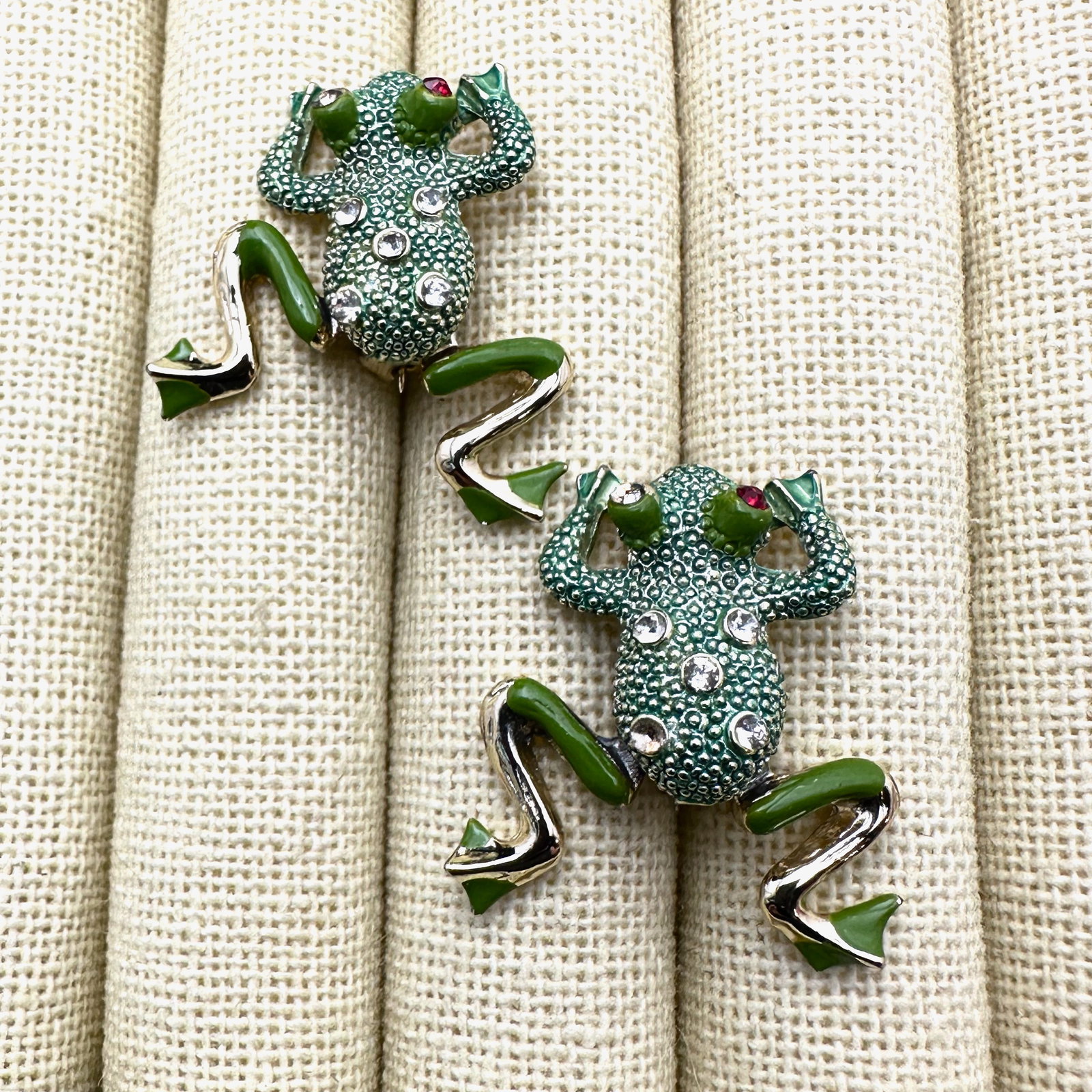 Vintage Pair of Green Enamel Frog Scatter Brooches Pins 1 Inch Each: Vintage Pair of Green Enamel Frog Scatter Brooches Pins 1 Inch Each