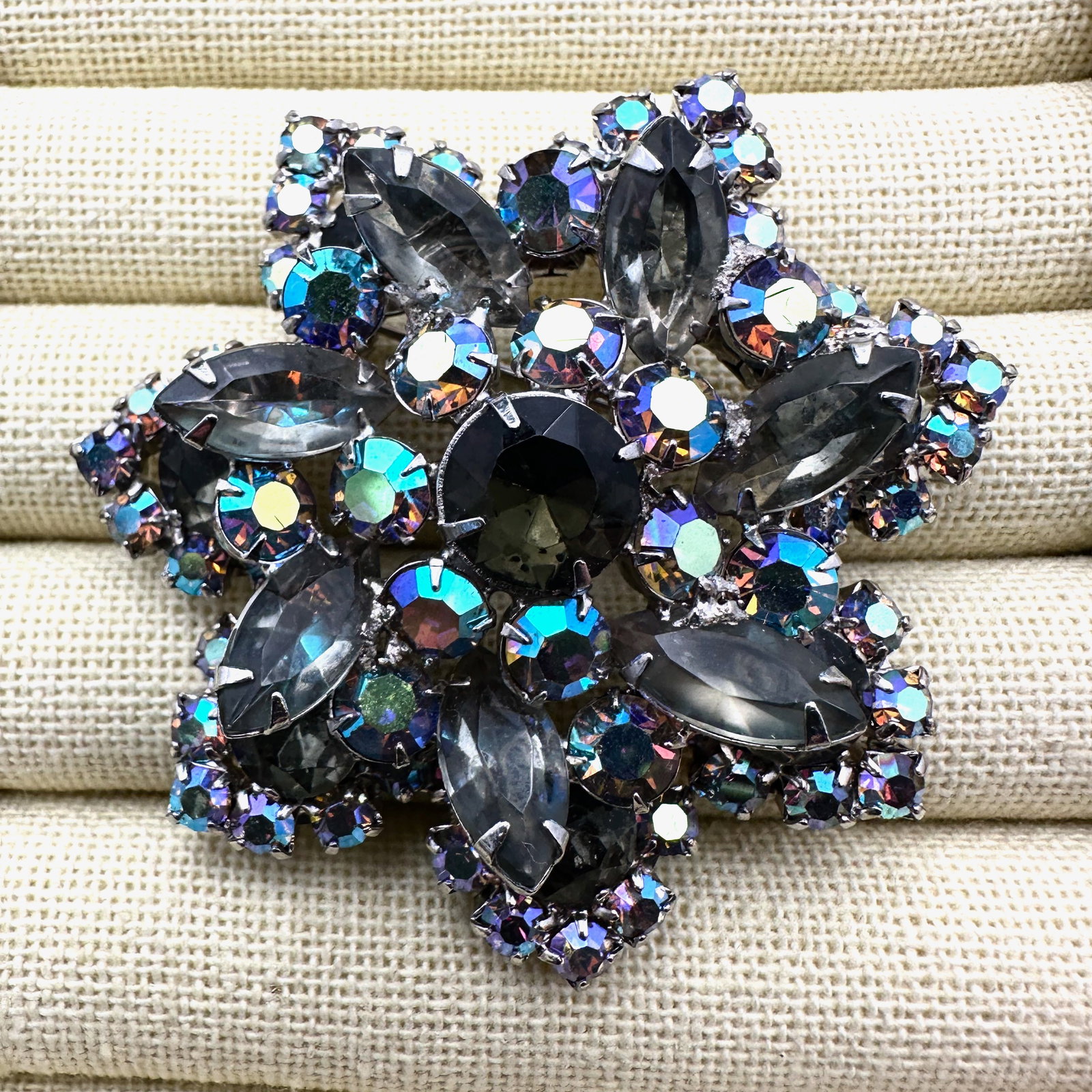Vintage High End Unsigned Grey Aurora Borealis Silver Tone Rhinestone Brooch Pin 2.5 Inch: Vintage High End Unsigned Grey Aurora Borealis Silver Tone Rhinestone Brooch Pin 2.5 Inch