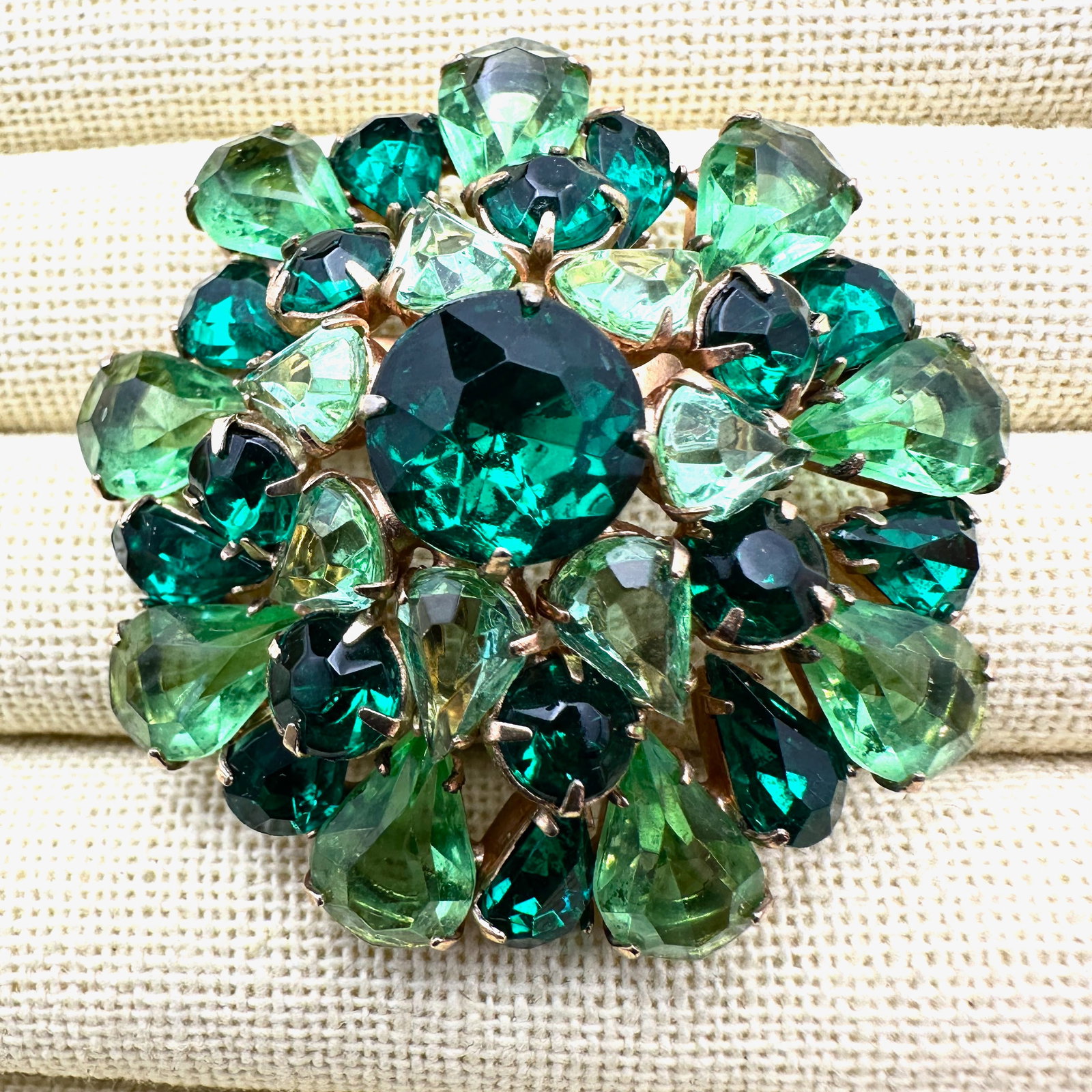 Vintage High End Unsigned Green Gold Tone Glass Rhinestone Domed Brooch Pin 1.75 Inch: Vintage High End Unsigned Green Gold Tone Glass Rhinestone Domed Brooch Pin 1.75 Inch