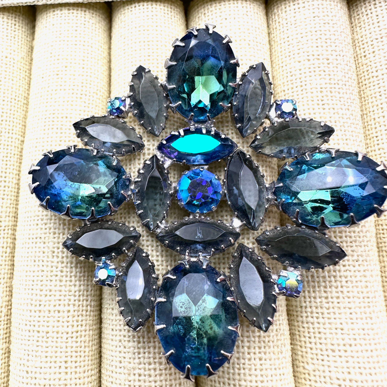 Vintage Stunning Blue Glass Rhinestone Silver Tone Brooch Pin 2 Inch: Vintage Stunning Blue Glass Rhinestone Silver Tone Brooch Pin 2 Inch