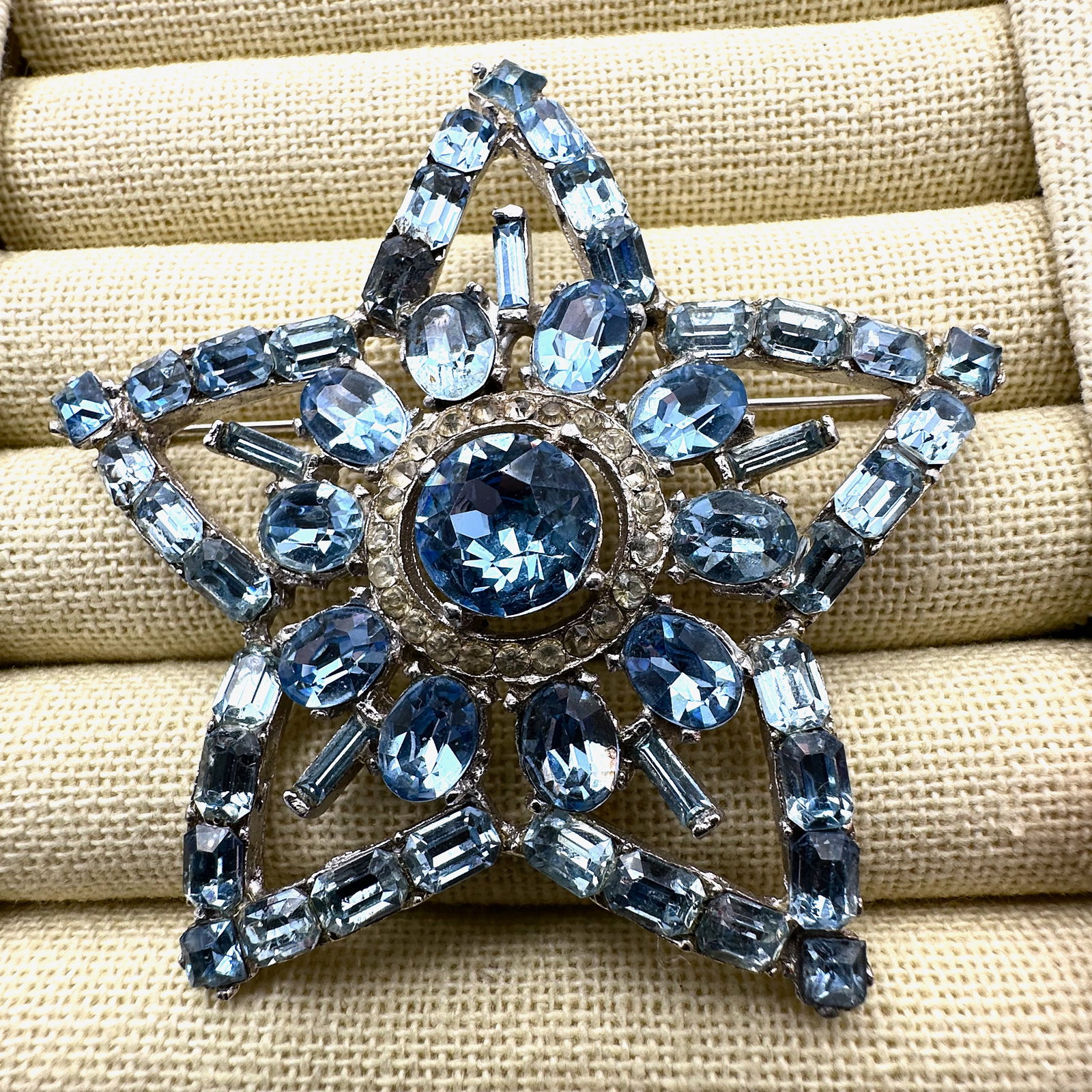 Vintage Blue Glass Rhinestone Silver Tone Star Brooch Pin 3 Inch: Vintage Blue Glass Rhinestone Silver Tone Star Brooch Pin 3 Inch
