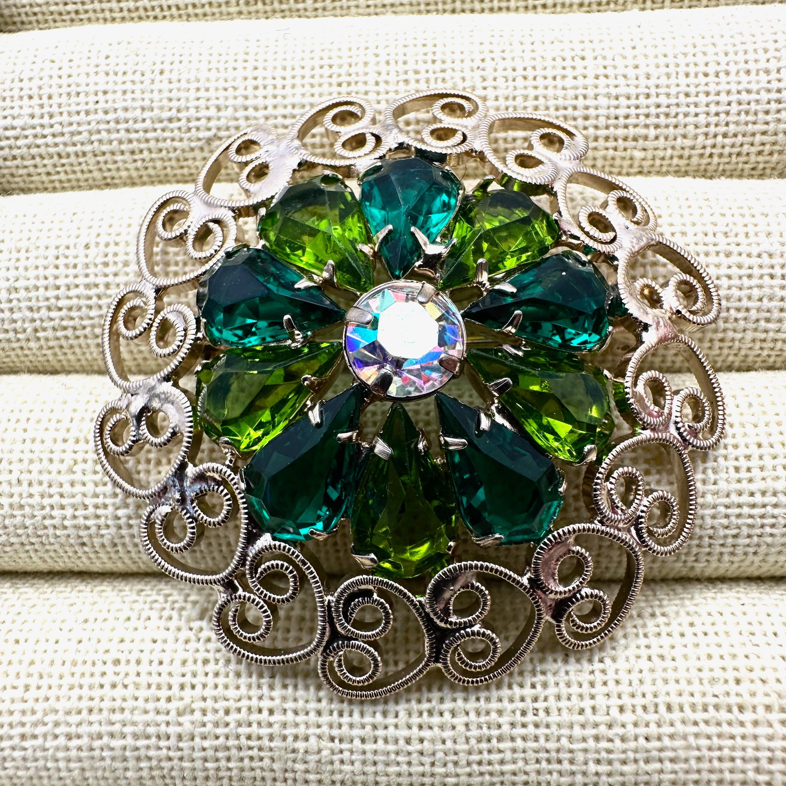 Vintage Green Glass Rhinestone Heart Design Filigree Gold Tone Brooch Pin 2.25 Inch: Vintage Green Glass Rhinestone Heart Design Filigree Gold Tone Brooch Pin 2.25 Inch