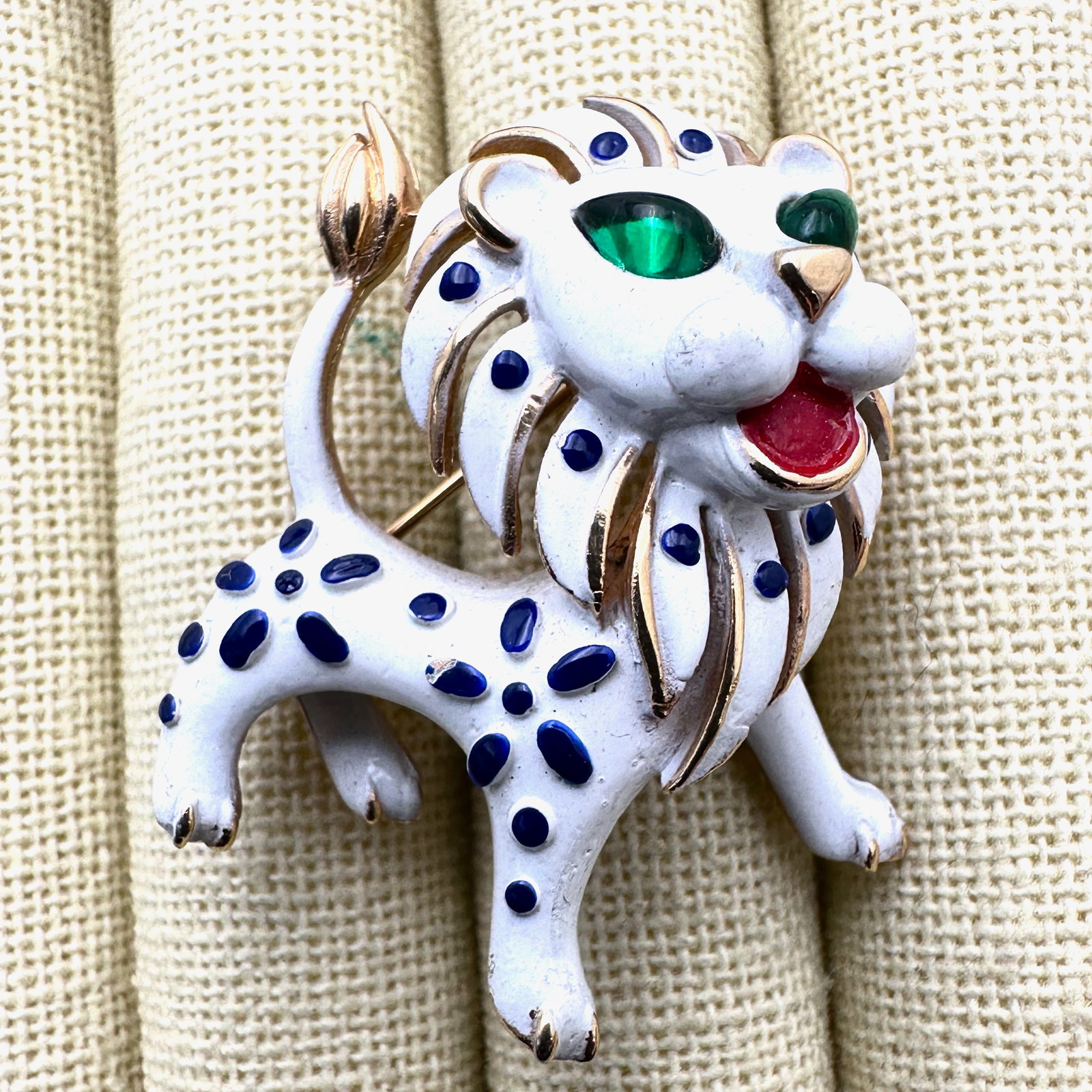 Vintage 1960s Trifari Blue White Lion Brooch Gold Tone Pin 1.75 Inch (1 of 2)
