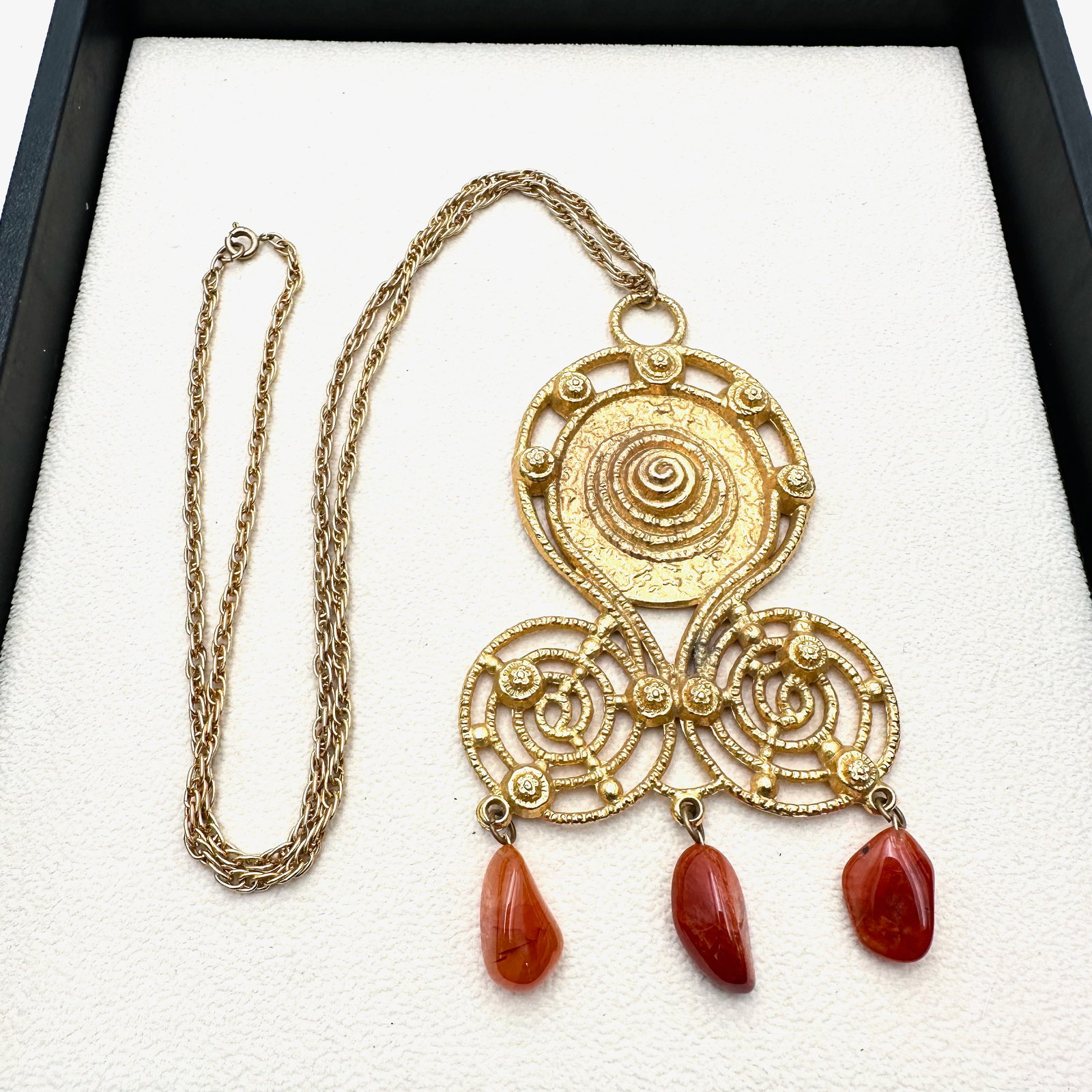 Vintage Bold Gold Tone Large 4 Inch Pendant Necklace Red Gemstone Bead Drops 24 Inch Chain: Vintage Bold Gold Tone Large 4 Inch Pendant Necklace Red Gemstone Bead Drops 24 Inch Chain