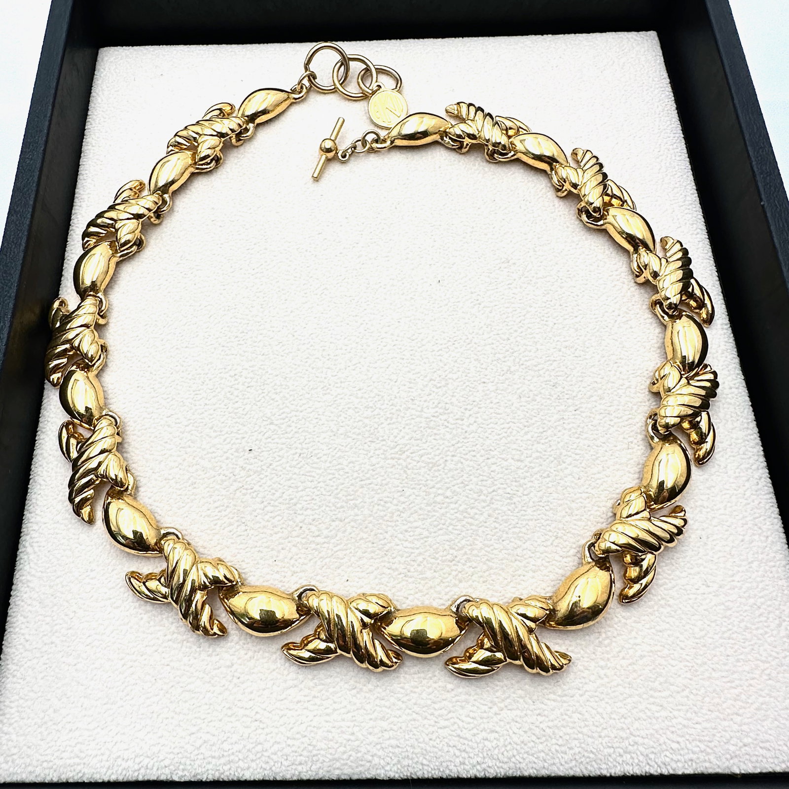 Vintage Anne Klein X O Design Bold Gold Tone Toggle Clasp Necklace 18 Inch: Vintage Anne Klein X O Design Bold Gold Tone Toggle Clasp Necklace 18 Inch