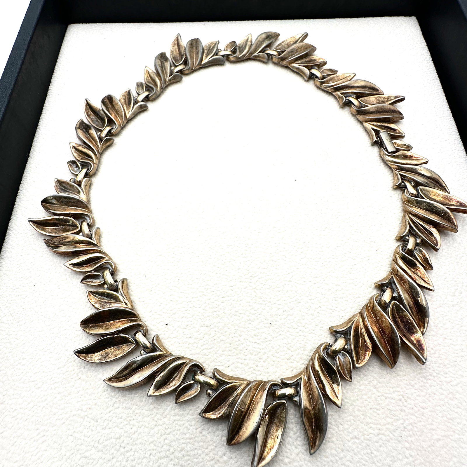 Vintage Trifari Gold Tone Older Choker Collar Necklace 15 Inch Some Patina on Gold Tone: Vintage Trifari Gold Tone Older Choker Collar Necklace 15 Inch Some Patina on Gold Tone