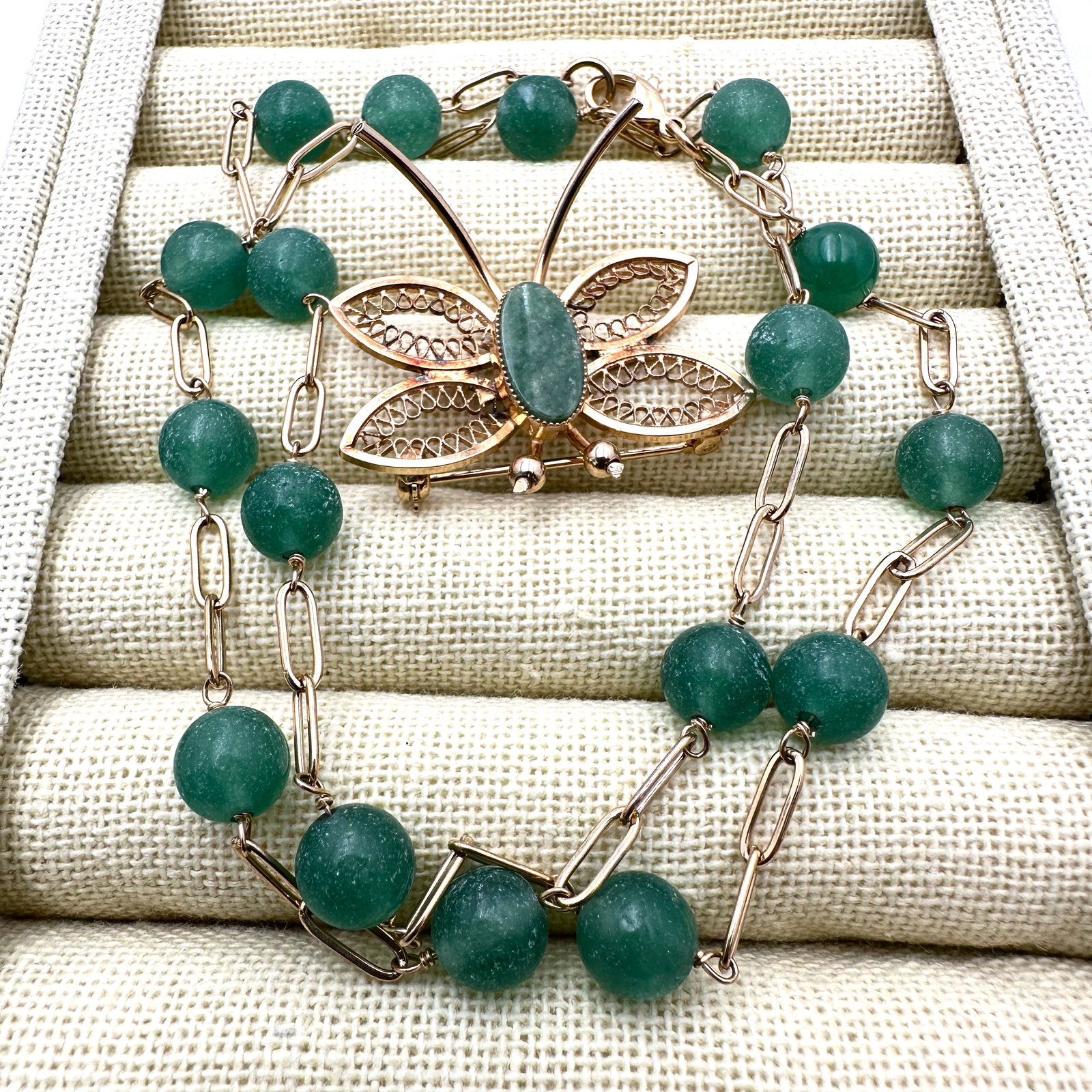 Vintage Green Gemstone Gold Tone Brooch Pin and 18 Inch Necklace: Vintage Green Gemstone Gold Tone Brooch Pin and 18 Inch Necklace