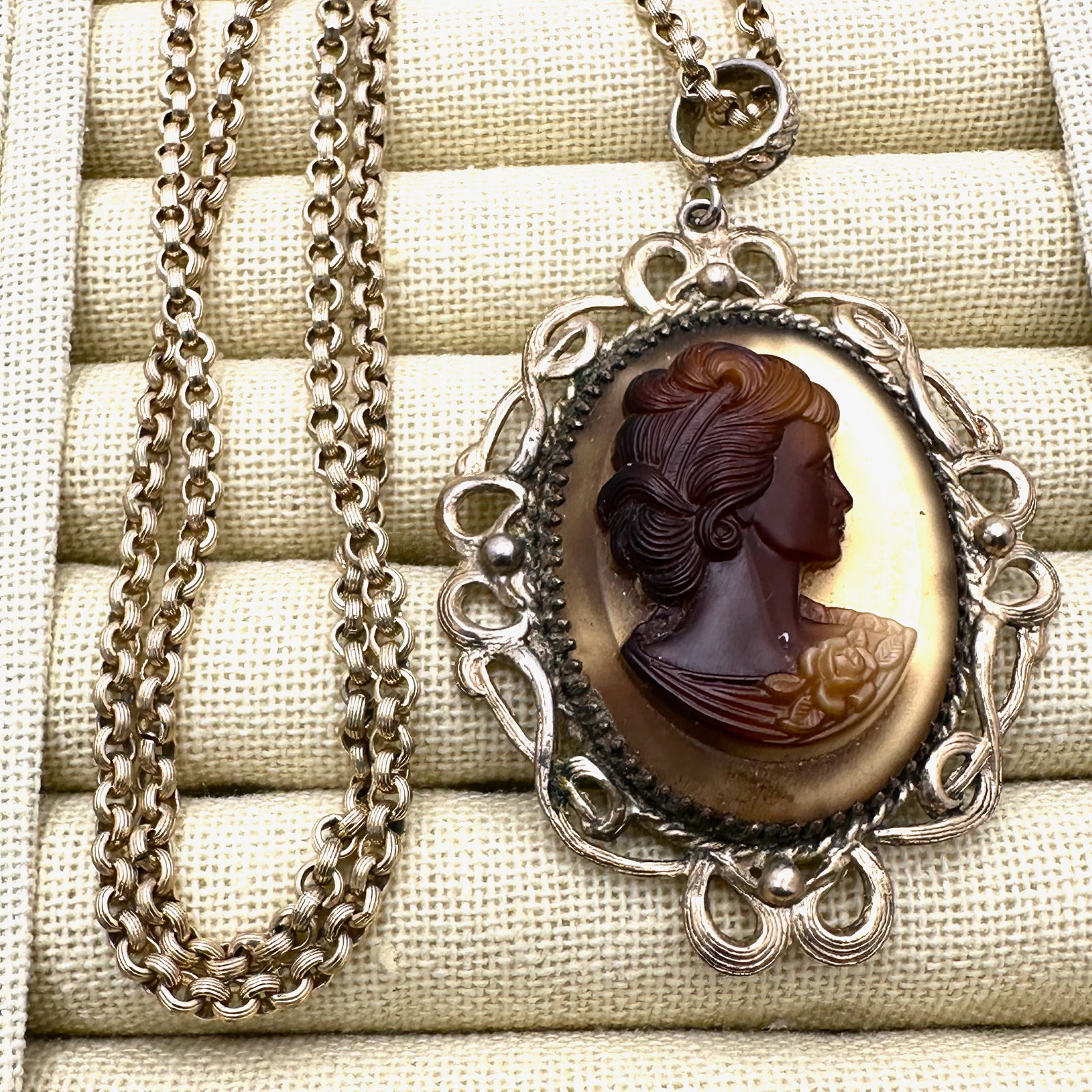 Vintage Whiting and Davis Amber Colored Cameo Pendant Gold Tone Necklace 20 Inch Chain: Vintage Whiting and Davis Amber Colored Cameo Pendant Gold Tone Necklace 20 Inch Chain