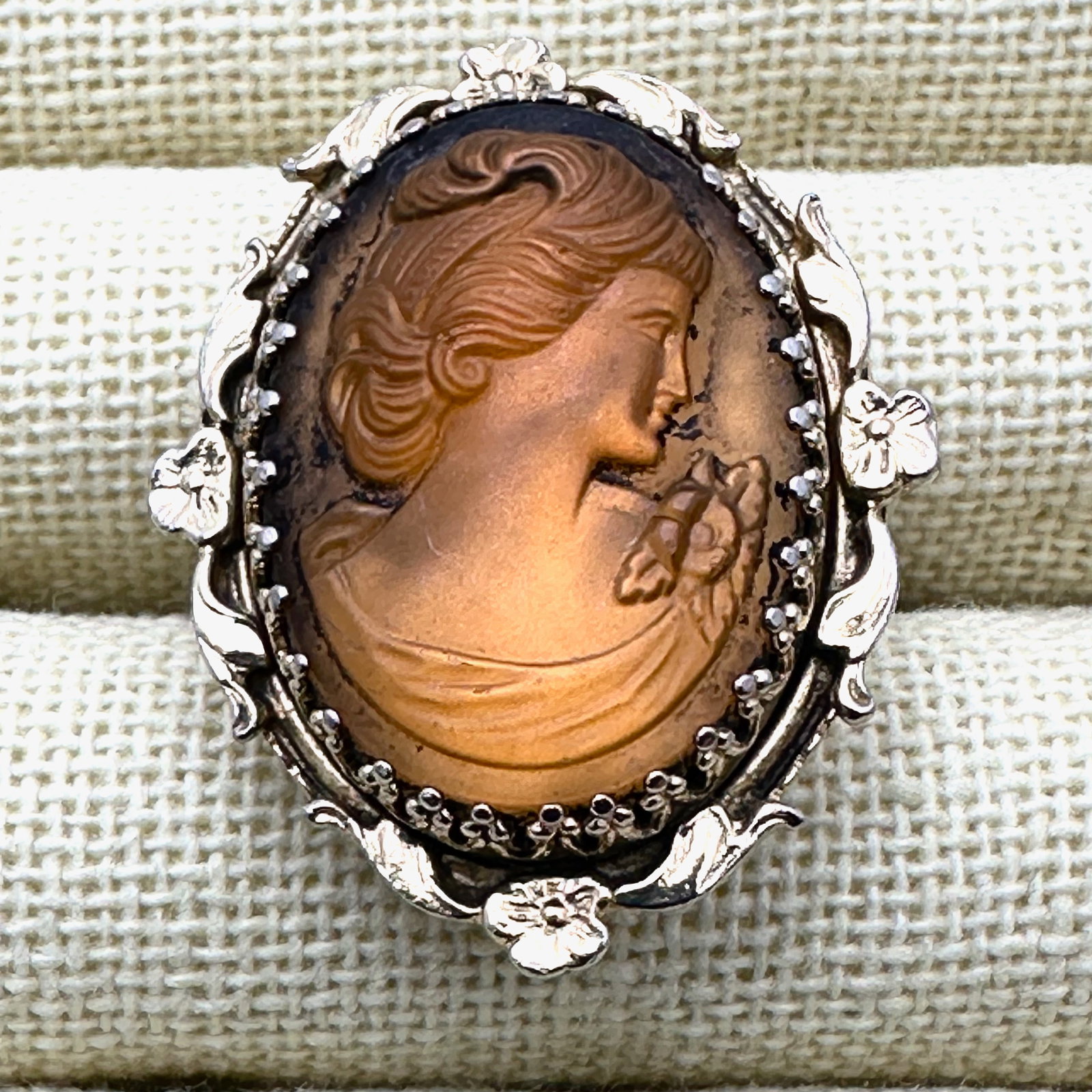 Vintage Whiting and Davis Amber Colored Cameo Pendant Gold Tone Ring Adjustable Size (1 of 2)