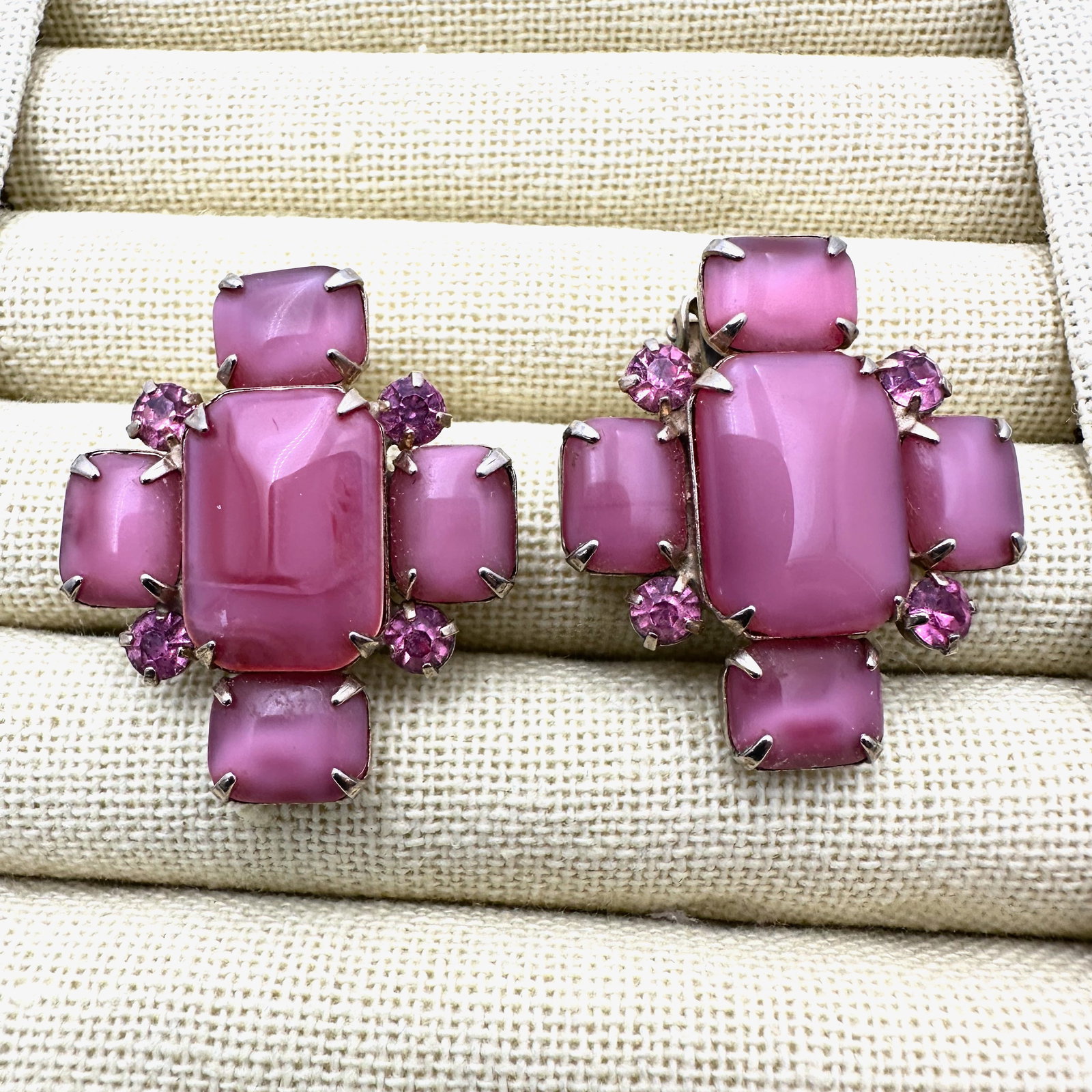 Vintage Juliana? Pink Glass Rhinestone Gold Tone Clip Earrings 1.25 Inch: Vintage Juliana? Pink Glass Rhinestone Gold Tone Clip Earrings 1.25 Inch