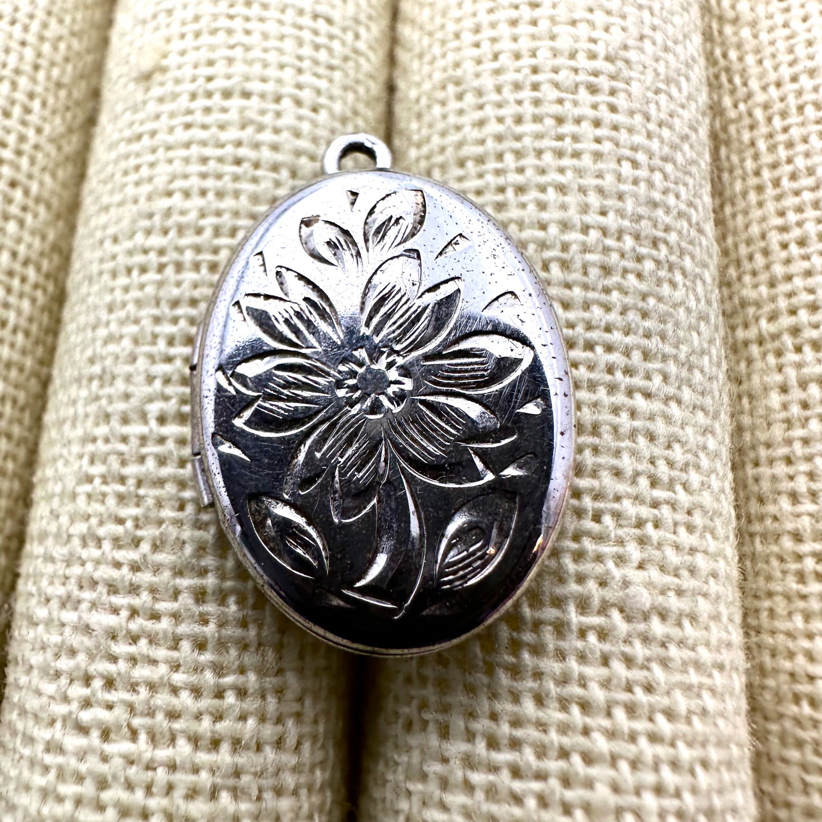 Vintage Sterling Silver Oval Picture Locket Pendant 1 Inch (1 of 3)