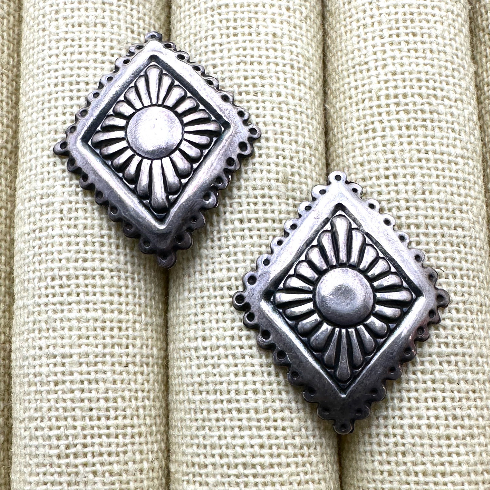 American Wester Sterling Silver Pierced Earrings 1.25 Inch (1 of 2)