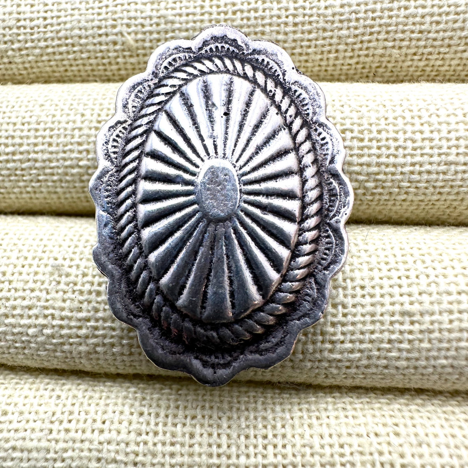 Vintage Sterling Silver Concho Design Ring Size 7 15 Grams (1 of 2)