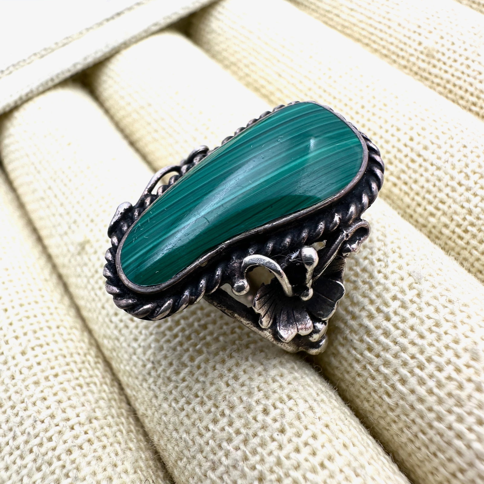 Vintage Native American Green Malachite Sterling Silver Ring Size 7 (1 of 3)
