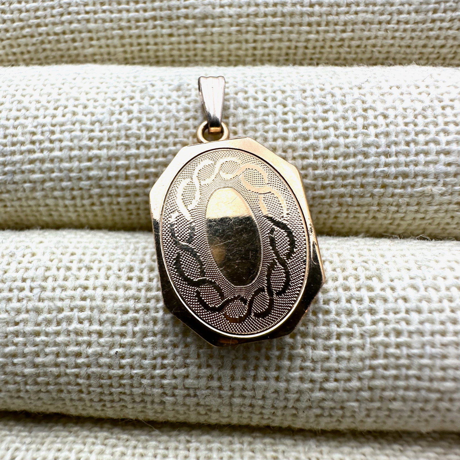 Antique Gold Filled Oval Picture Locket Pendant 1 Inch Pristine Condition (1 of 2)