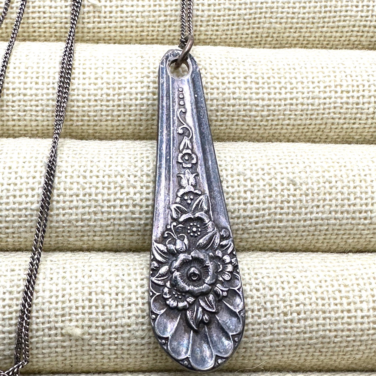 Vintage Sterling Silver Pendant Necklace Floral Design 22 Inch Chain Weight 8 Grams (1 of 2)