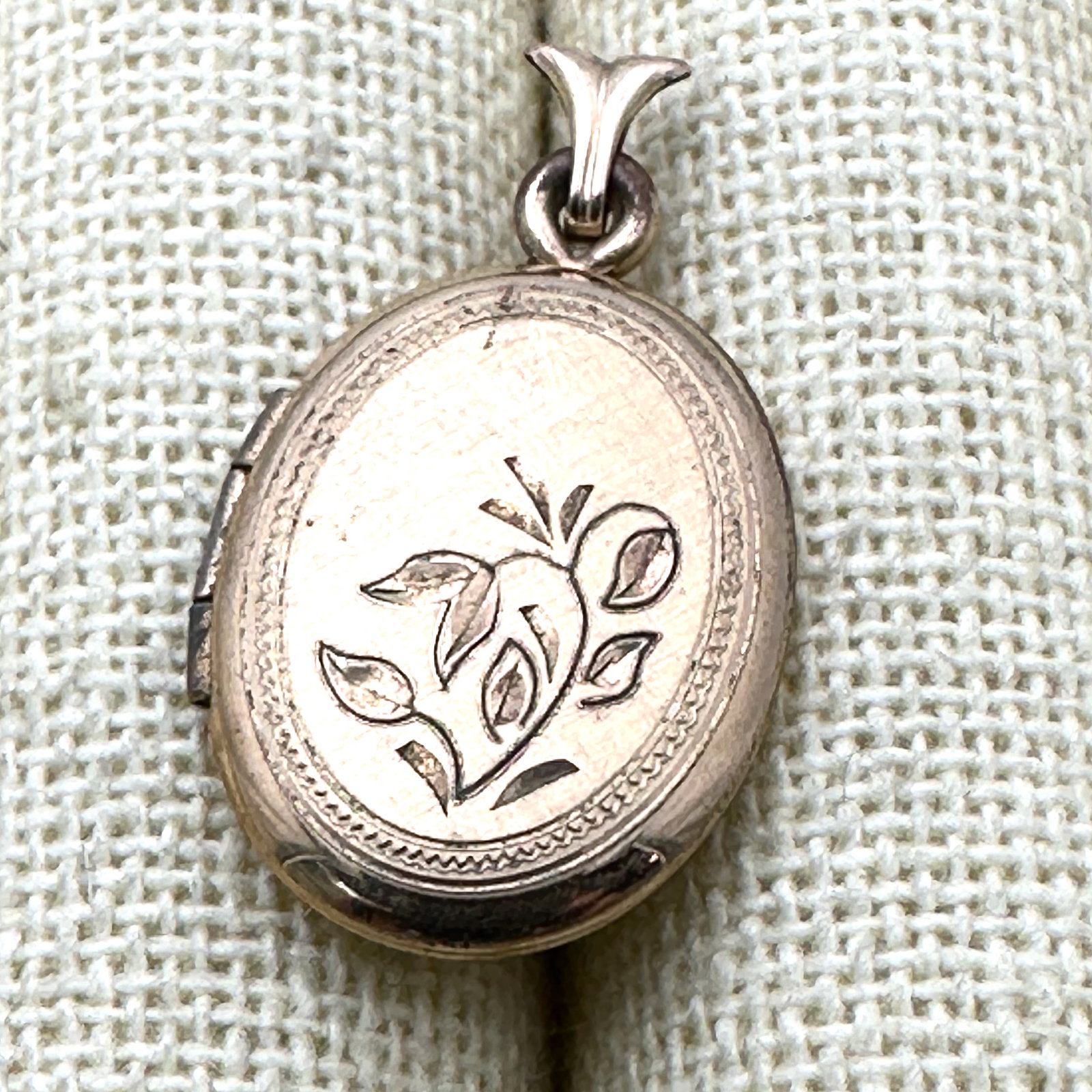 Vintage Gold Filled Oval Picture Locket Pendant 1 Inch (1 of 3)