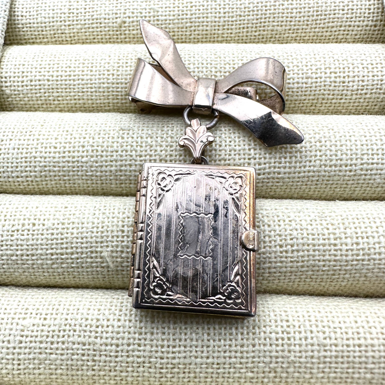 Vintage Gold Plated Book Picture Locket Brooch Pin Holds 6 Pictures 1.75 Inch: Vintage Gold Plated Book Picture Locket Brooch Pin Holds 6 Pictures 1.75 Inch