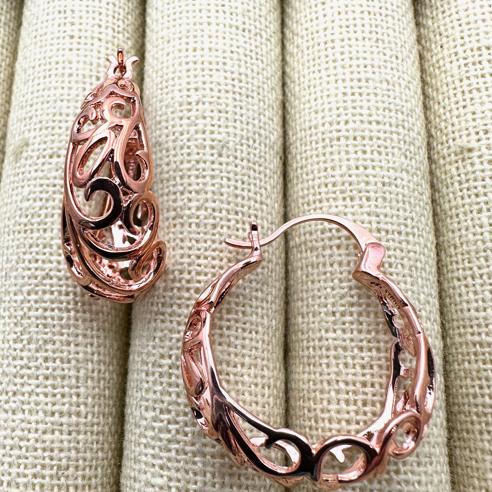 Rose Gold Plated Filigree 1 Inch Hoop Pierced Earrings Pristine Unworn Condition: Rose Gold Plated Filigree 1 Inch Hoop Pierced Earrings Pristine Unworn Condition