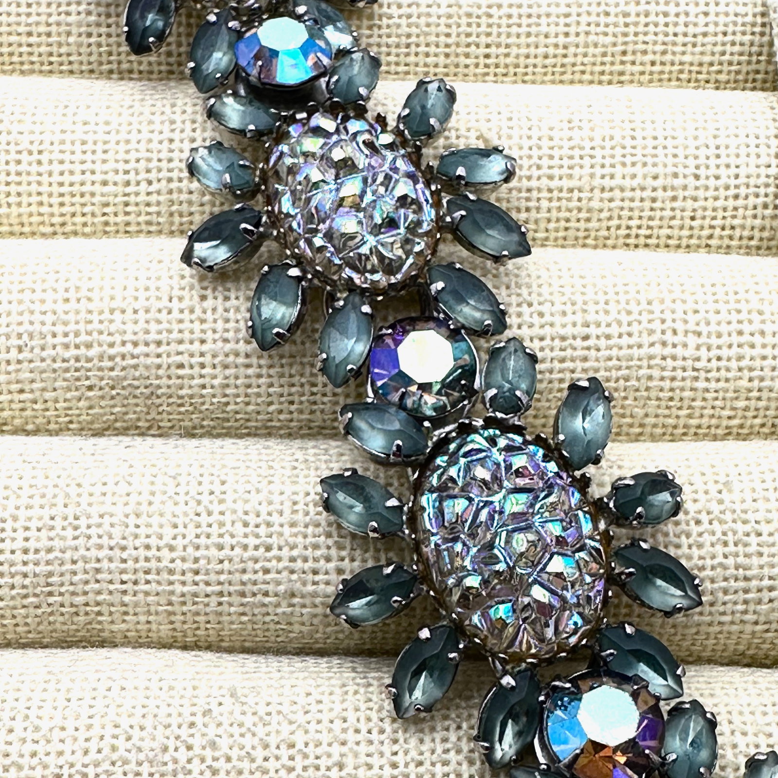 Vintage High End Unsigned Blue Aurora Borealis Pressed Glass Rhinestone Silver Tone Bracelet 7.5: Vintage High End Unsigned Blue Aurora Borealis Pressed Glass Rhinestone Silver Tone Bracelet 7.5 Inch