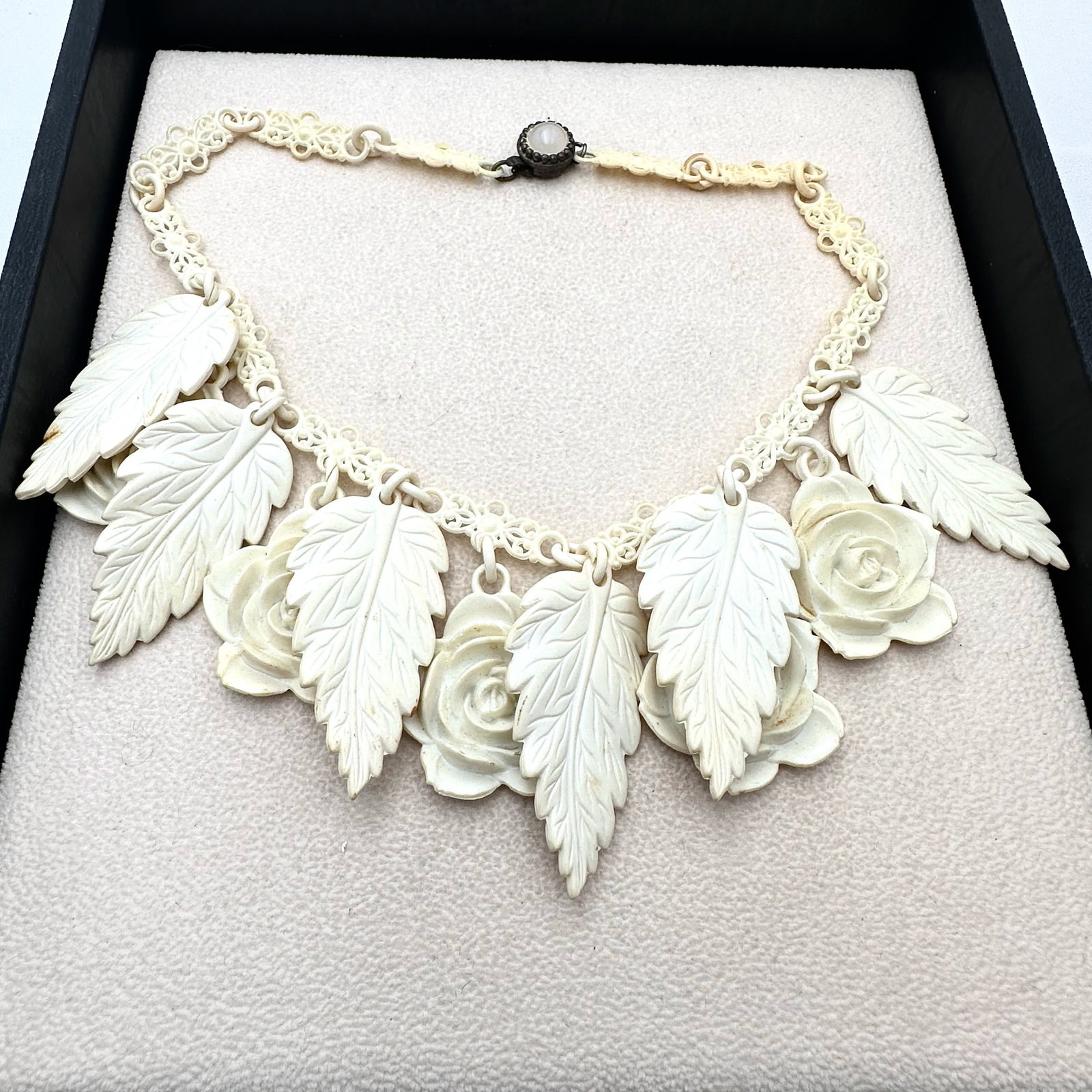 Antique Vintage Early Plastic Rose Flower Leaves Necklace Off White 16 Inch: Antique Vintage Early Plastic Rose Flower Leaves Necklace Off White 16 Inch