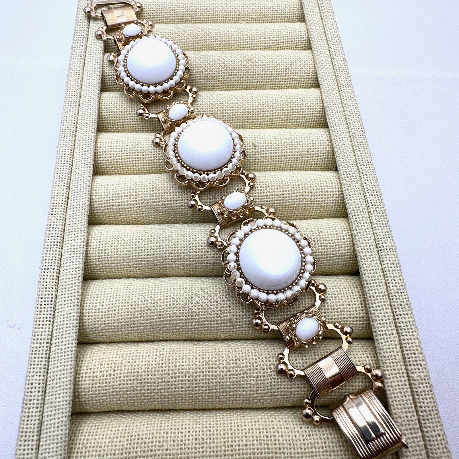 Vintage White Milk Glass Rhinestone Gold Tone Book Chain Bracelet 7 Inch: Vintage White Milk Glass Rhinestone Gold Tone Book Chain Bracelet 7 Inch
