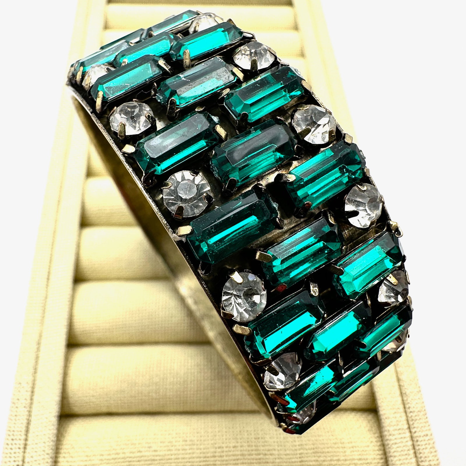 Vintage Emerald Green Glass Rhinestone Gold Tone Bangle Bracelet 8.5 Inch: Vintage Emerald Green Glass Rhinestone Gold Tone Bangle Bracelet 8.5 Inch