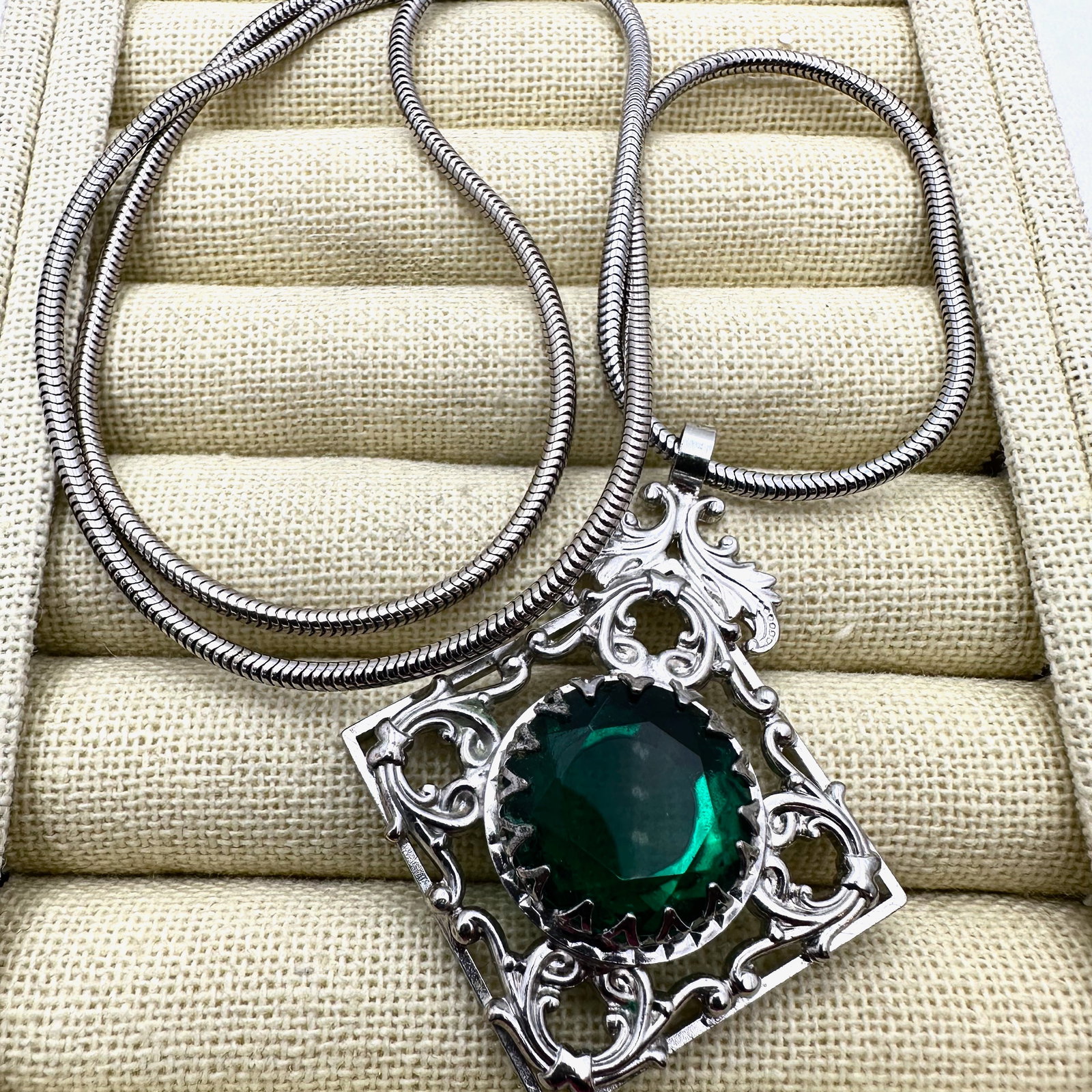 Vintage Emerald Green Glass Stone Silver Tone Filigree Pendant Necklace 22 Inch Chain: Vintage Emerald Green Glass Stone Silver Tone Filigree Pendant Necklace 22 Inch Chain