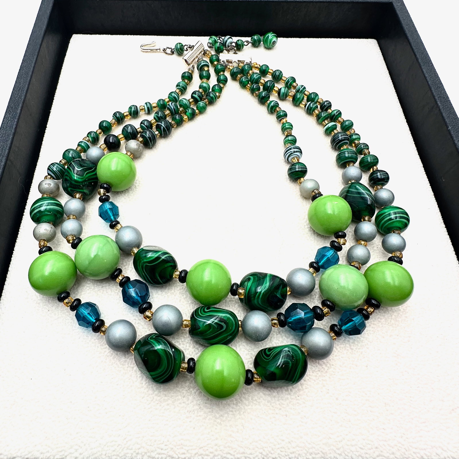 Vintage Green Glass Bead Triple Strand Gold Tone Necklace 16 Inch: Vintage Green Glass Bead Triple Strand Gold Tone Necklace 16 Inch