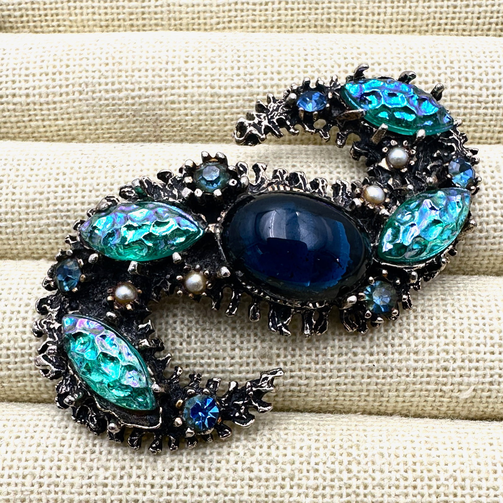 Vintage Dragons Breath Glass Rhinestone Antiqued Gold Tone Brooch Pin 2.5 Inch: Vintage Dragons Breath Glass Rhinestone Antiqued Gold Tone Brooch Pin 2.5 Inch