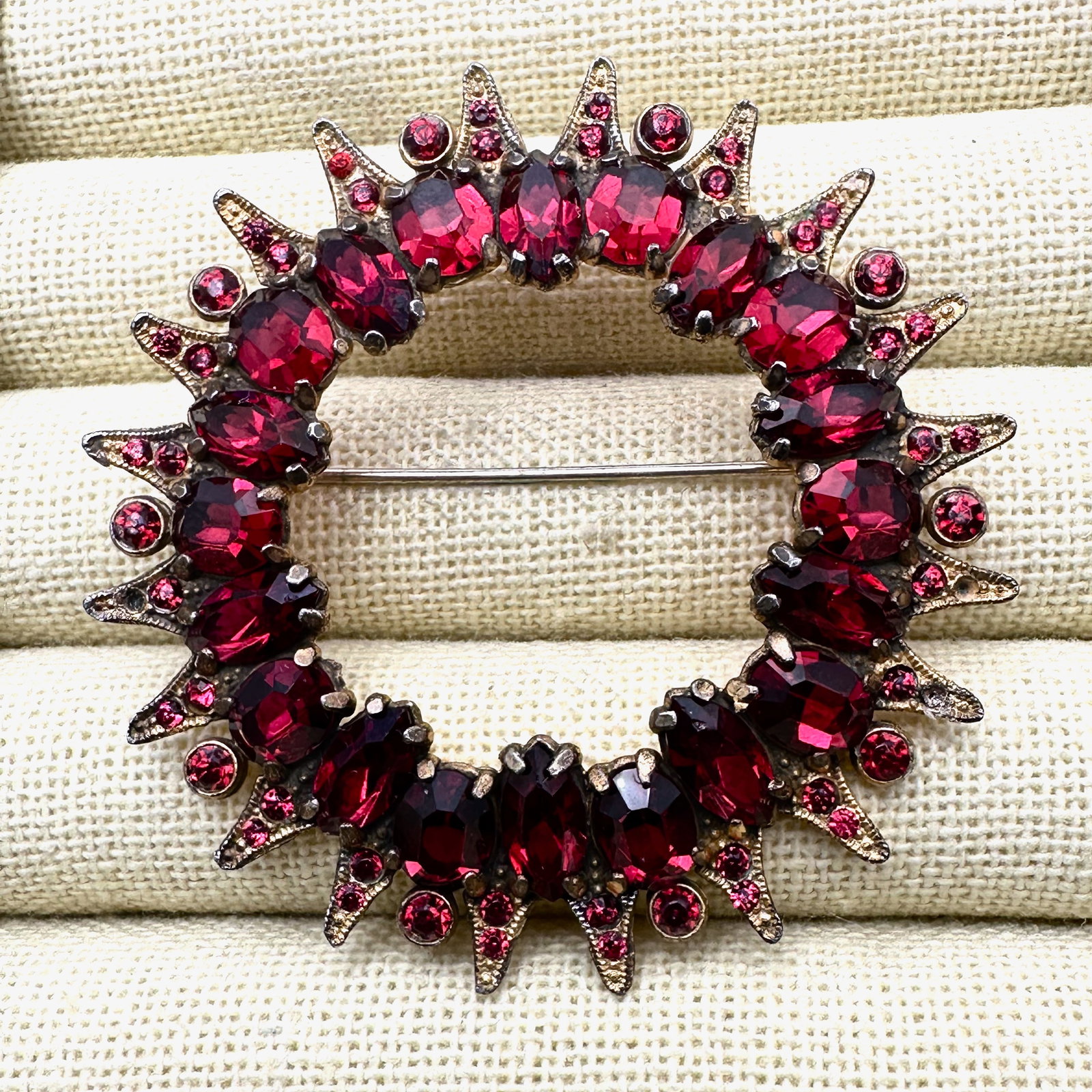 Vintage Red Glass Rhinestone Gold Tone Circle Brooch Pin 2.5 Inch: Vintage Red Glass Rhinestone Gold Tone Circle Brooch Pin 2.5 Inch