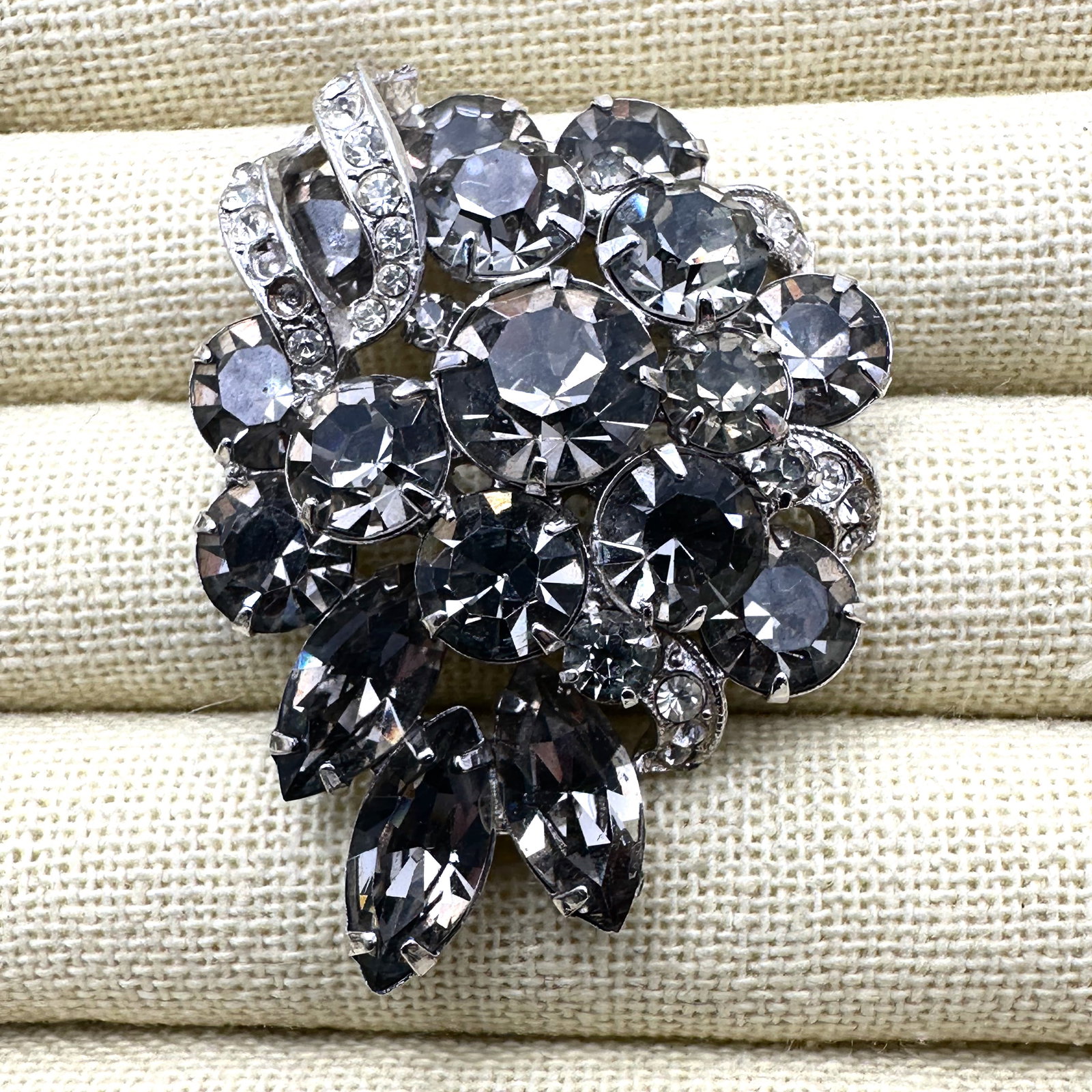 Vintage Weiss Smokey Grey Glass Rhinestone Silver Tone Brooch Pin 2 Inch: Vintage Weiss Smokey Grey Glass Rhinestone Silver Tone Brooch Pin 2 Inch