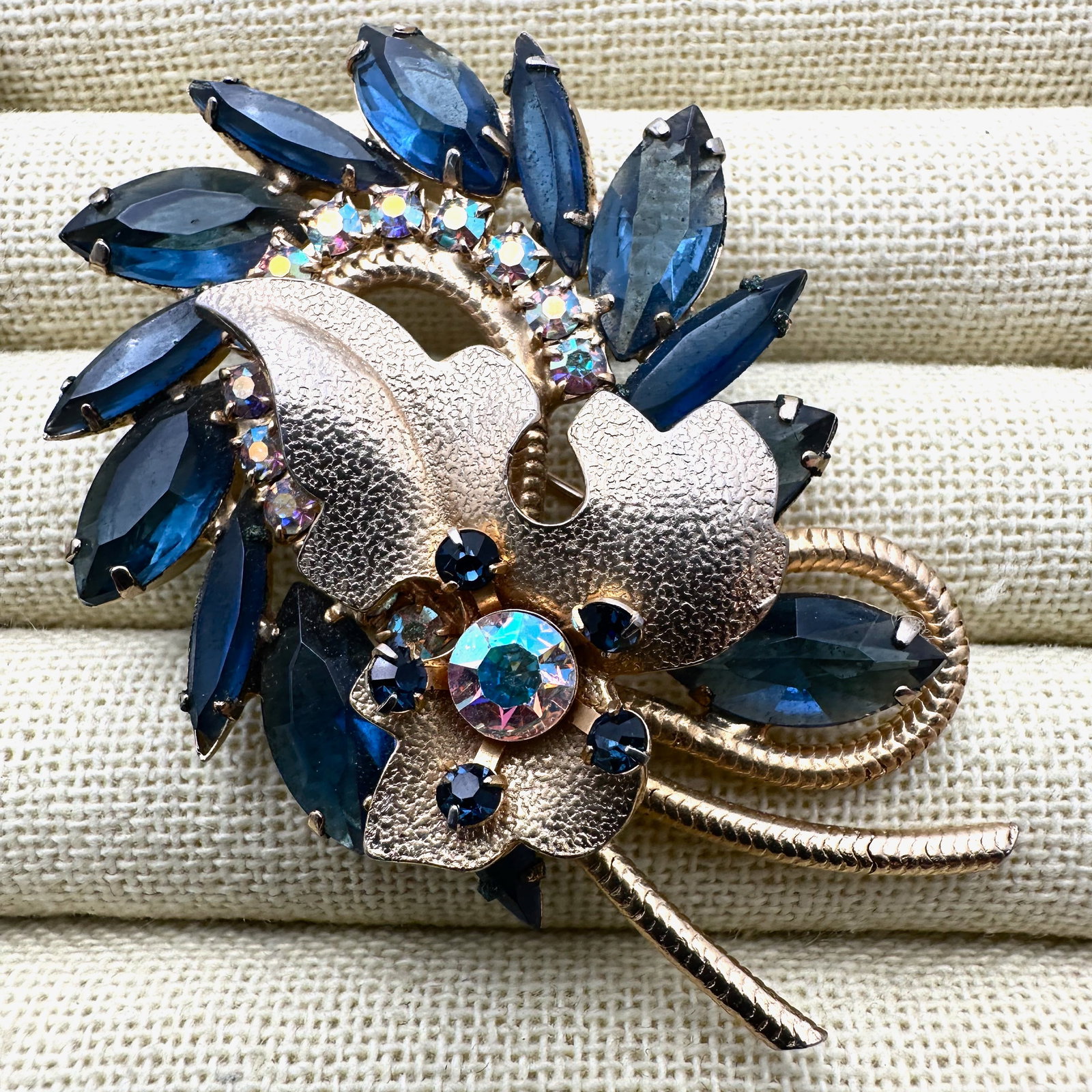 Vintage Juliana Blue Glass Rhinestone Gold Tone Brooch pin 2.75 Inch: Vintage Juliana Blue Glass Rhinestone Gold Tone Brooch pin 2.75 Inch