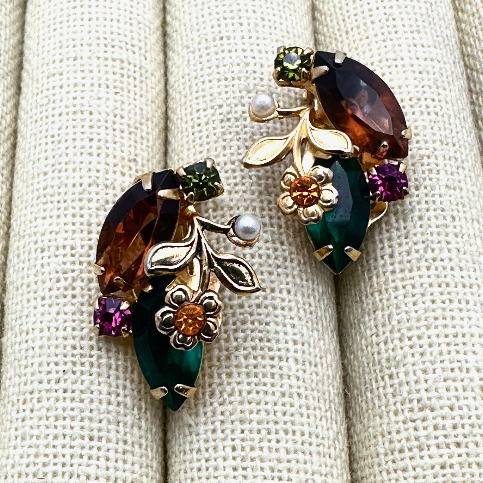 Vintage Juliana? Green and Amber Glass Rhinestone Gold Tone Clip Earrings: Vintage Juliana? Green and Amber Glass Rhinestone Gold Tone Clip Earrings