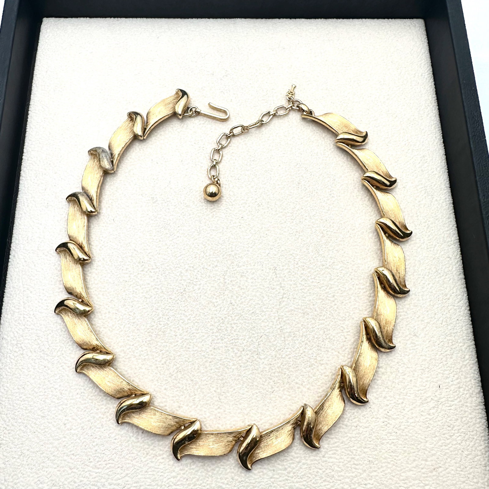 Vintage Trifari Gold Tone Choker Necklace 16 Inch: Vintage Trifari Gold Tone Choker Necklace 16 Inch