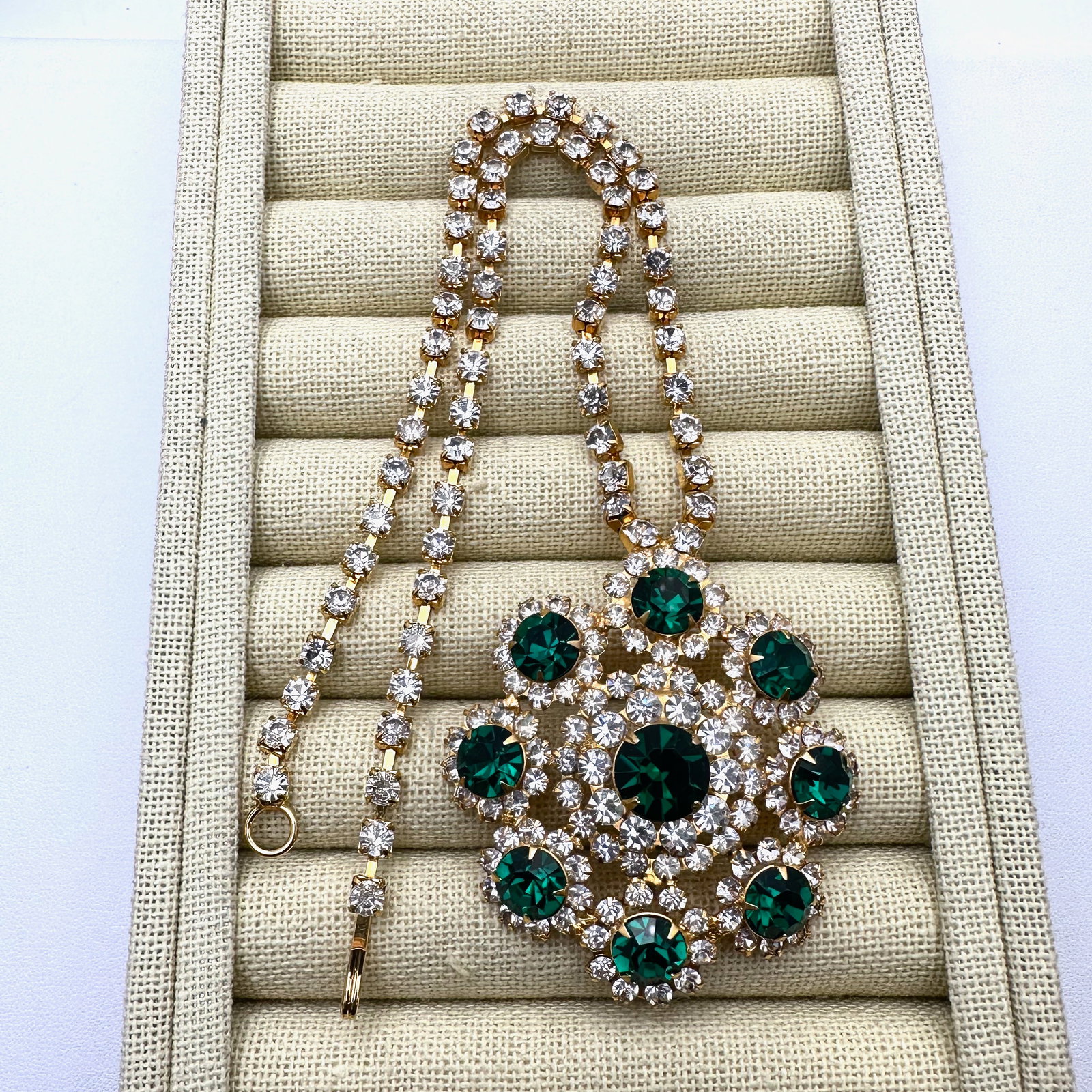 Vintage Emerald Green Glass And Clear Rhinestone Gold Tone Necklace 16 Inch Wearable Length: Vintage Emerald Green Glass And Clear Rhinestone Gold Tone Necklace 16 Inch Wearable Length
