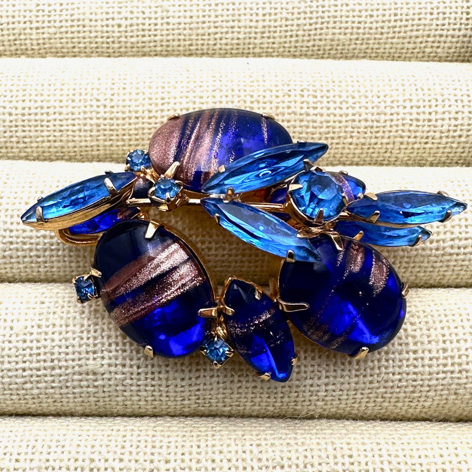 Vintage Juliana? Blue Gold Fluss Glass Rhinestone Gold Tone Brooch Pin 2 Inch: Vintage Juliana? Blue Gold Fluss Glass Rhinestone Gold Tone Brooch Pin 2 Inch