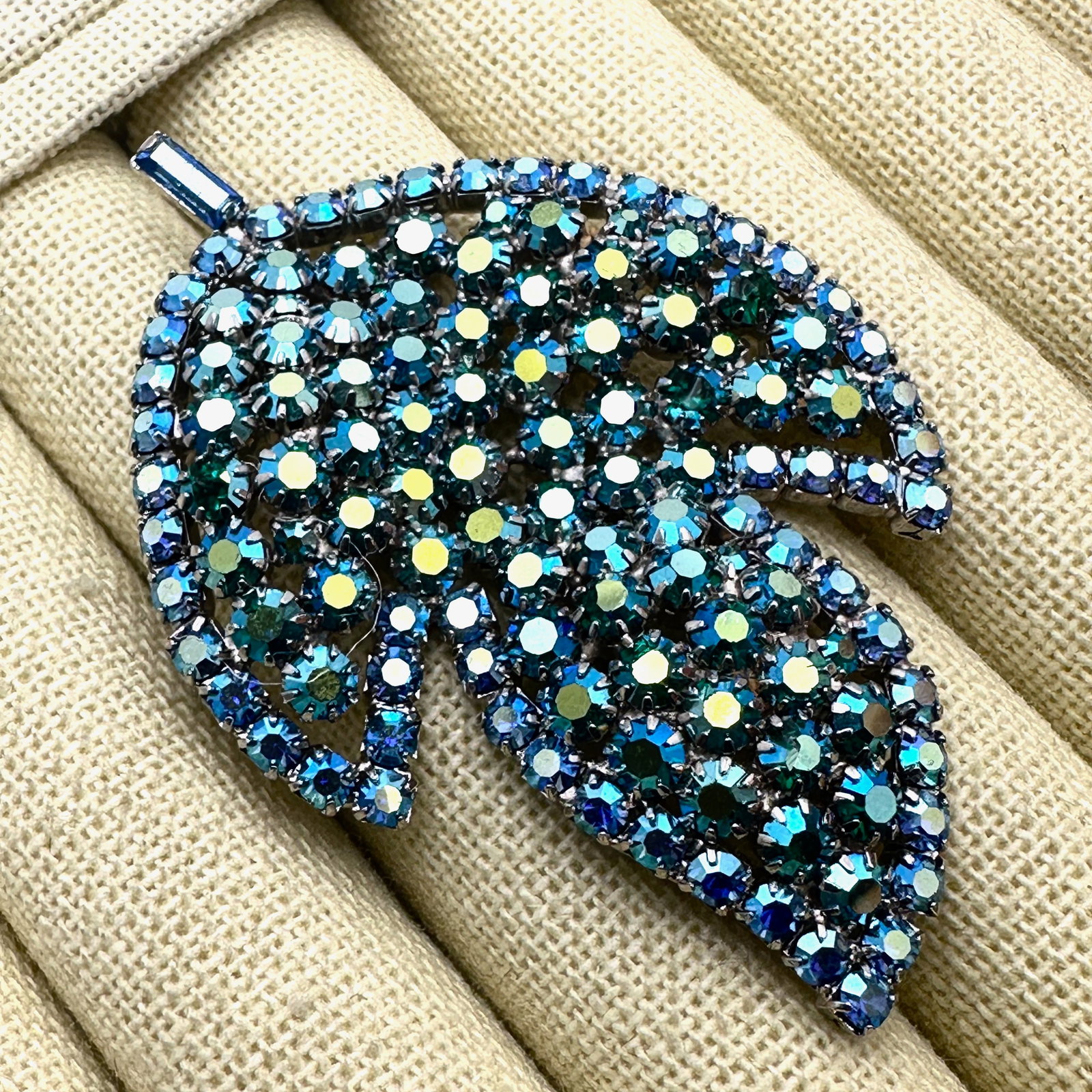 Vintage Blue Green Aurora Borealis Rhinestone Silver Tone Leaf Brooch Pin 2.5 Inch: Vintage Blue Green Aurora Borealis Rhinestone Silver Tone Leaf Brooch Pin 2.5 Inch