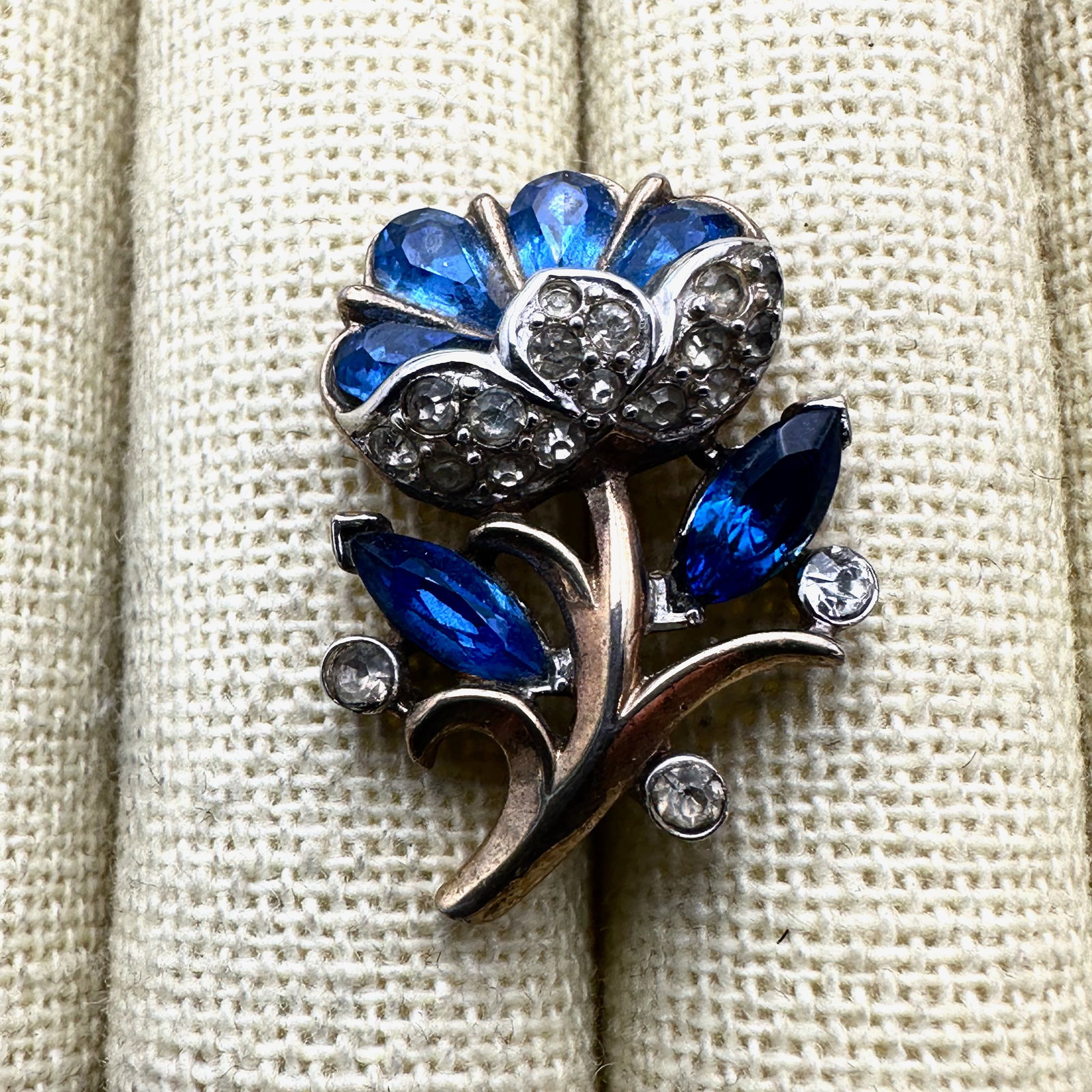 Vintage Unsigned Attributed to Trifari Alfred Philippe 1940s Era Blue Rhinestone Flower Brooch Pin: Vintage Unsigned Attributed to Trifari Alfred Philippe 1940s Era Blue Rhinestone Flower Brooch Pin
