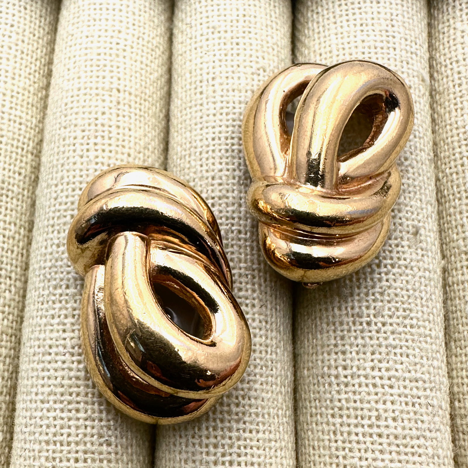 Vintage Ciner Gold Tone Clip Earrings 1.5 Inch (1 of 2)