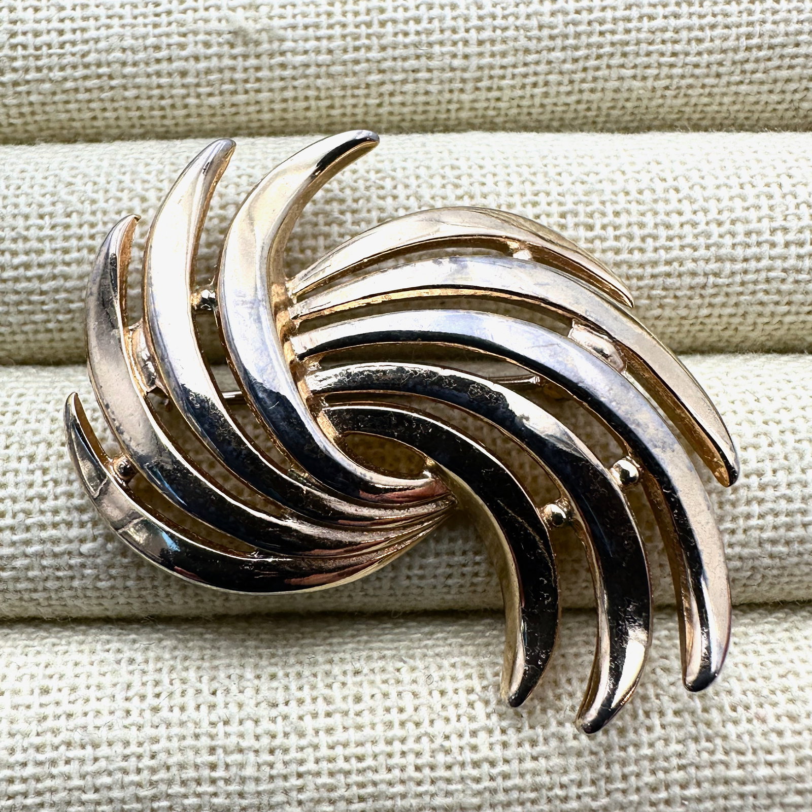 Vintage Trifari Gold Tone Brooch Pin 2 Inch: Vintage Trifari Gold Tone Brooch Pin 2 Inch