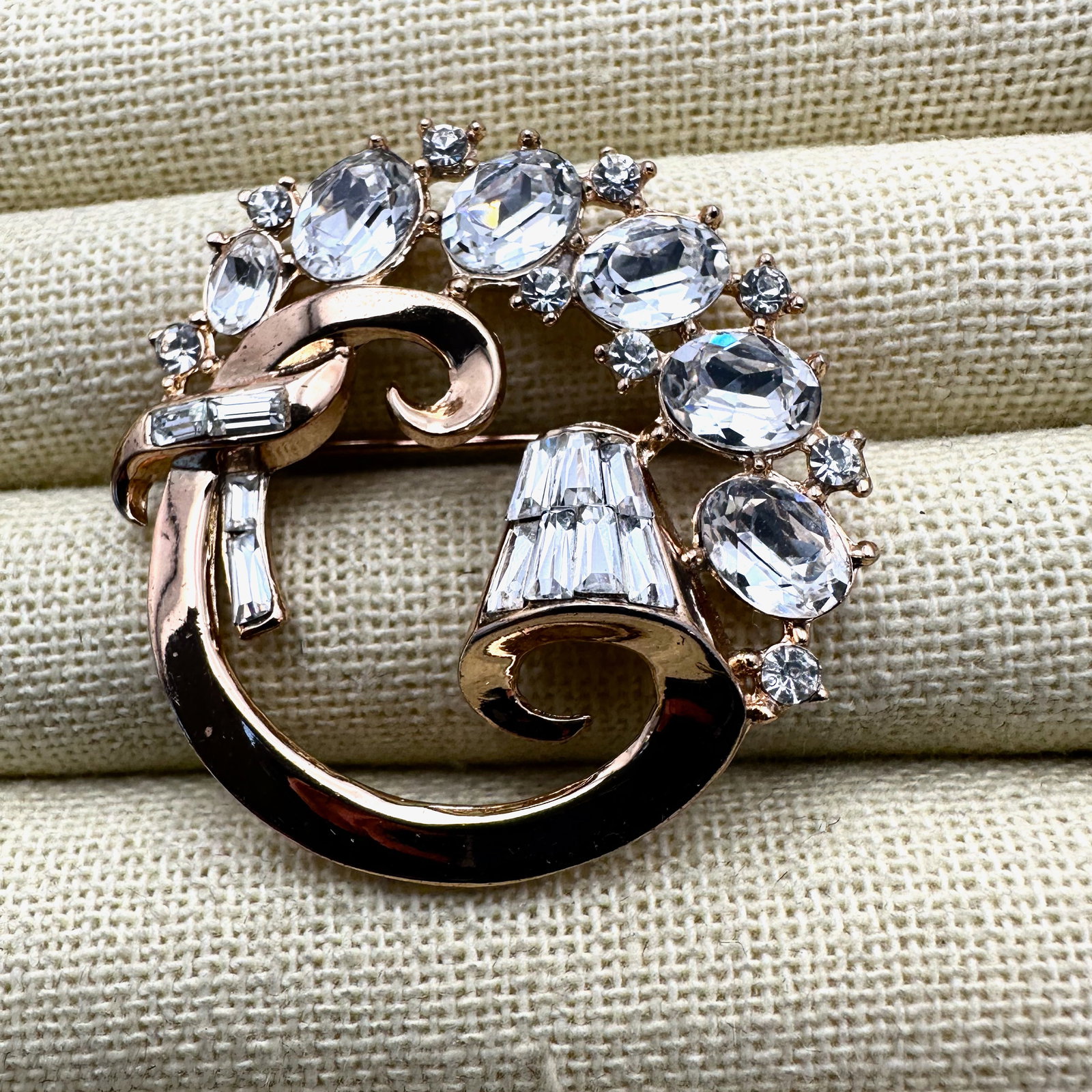 Vintage Trifari Clear Glass Rhinestone Gold Tone Brooch Pin 1.5 Inch: Vintage Trifari Clear Glass Rhinestone Gold Tone Brooch Pin 1.5 Inch