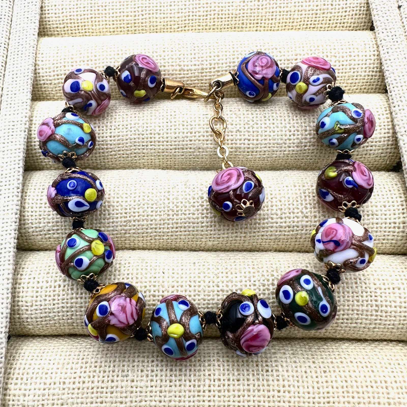Vintage Wedding Cake Glass Bead Gold Tone Bracelet 8 Inch: Vintage Wedding Cake Glass Bead Gold Tone Bracelet 8 Inch