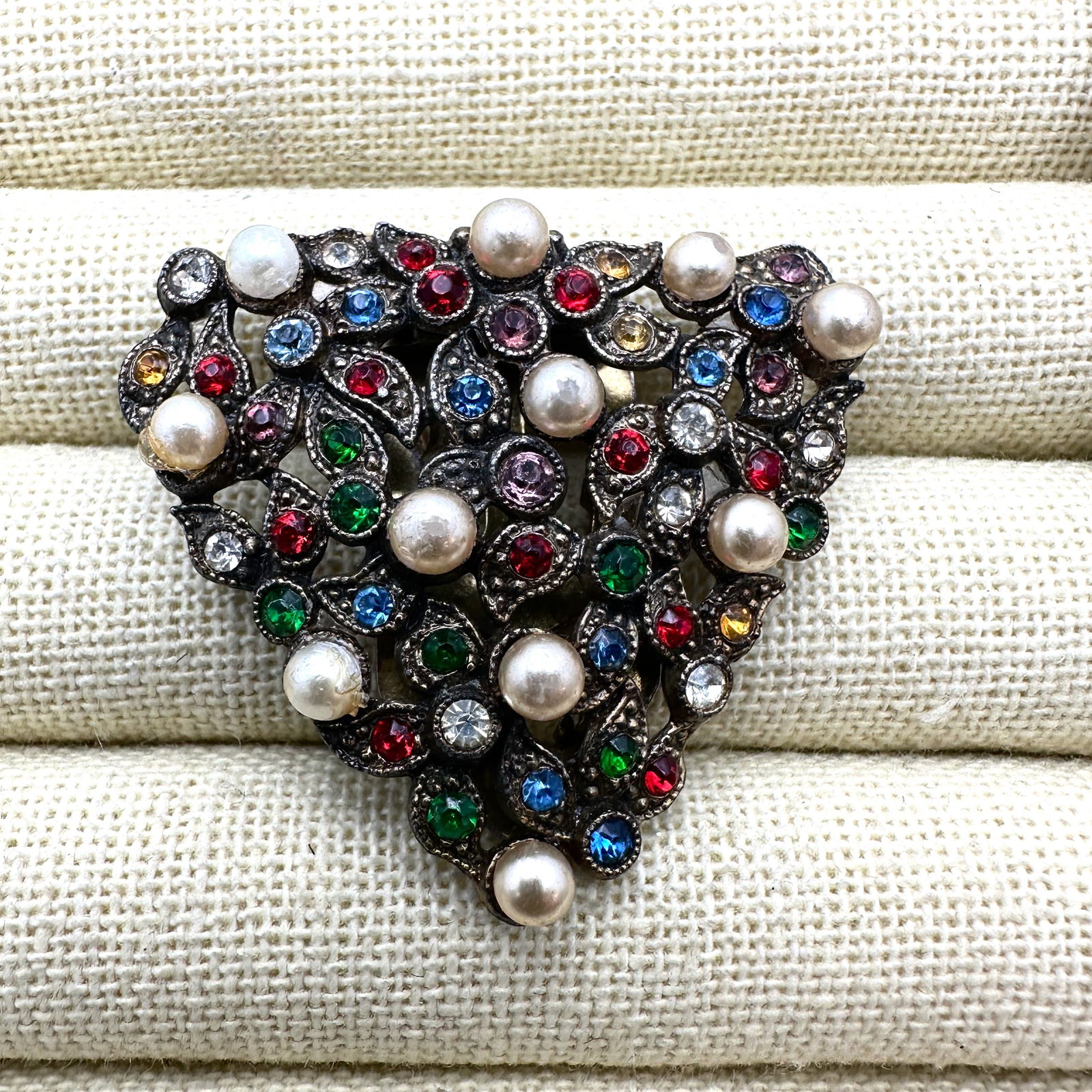 Antique Faux Pearl and Multicolor Rhinestone Gold Tone Fur Dress Clip 1.5 Inch: Antique Faux Pearl and Multicolor Rhinestone Gold Tone Fur Dress Clip 1.5 Inch