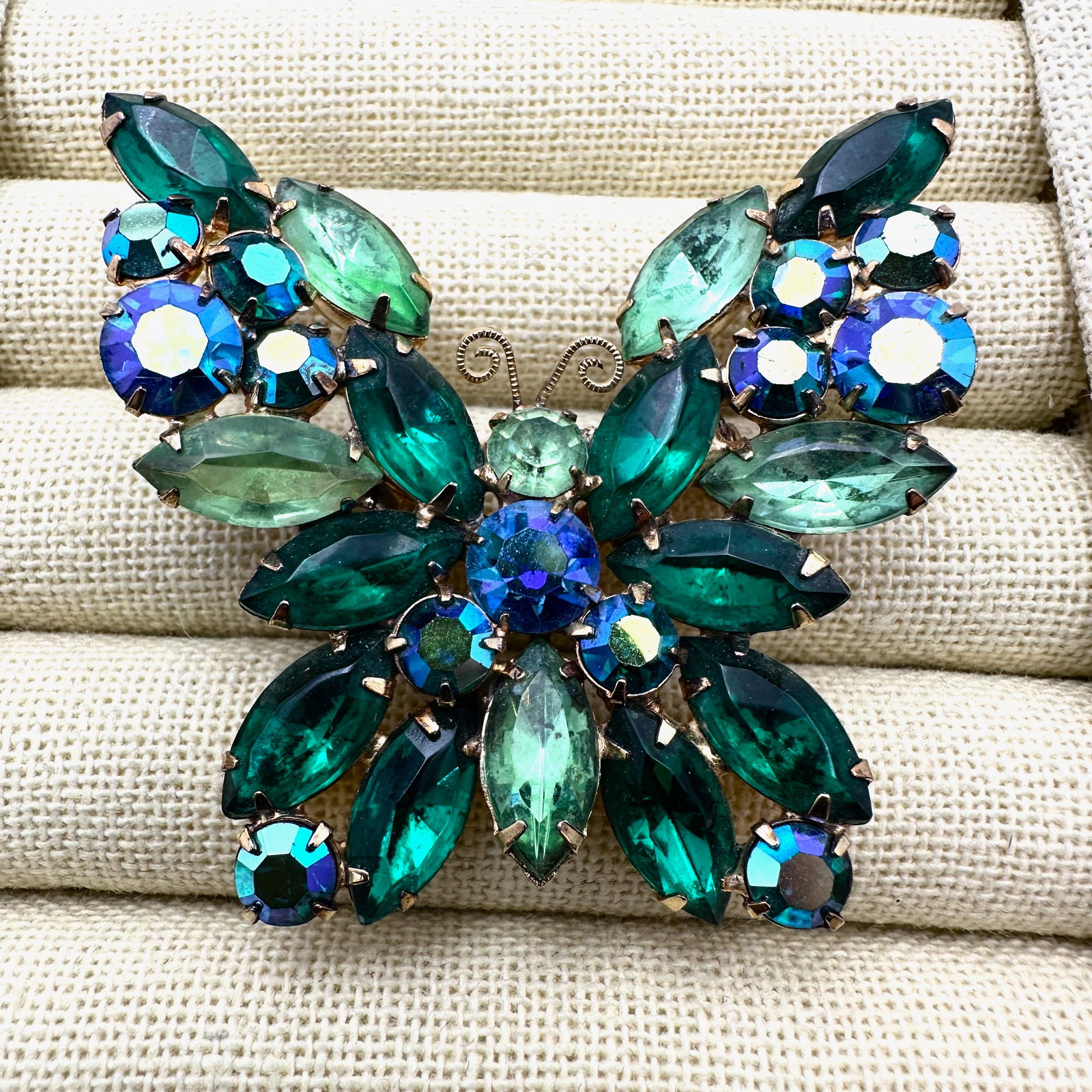 Vintage Weiss Green Glass Rhinestone Gold Tone Butterfly Brooch Pin 2.5 Inch: Vintage Weiss Green Glass Rhinestone Gold Tone Butterfly Brooch Pin 2.5 Inch