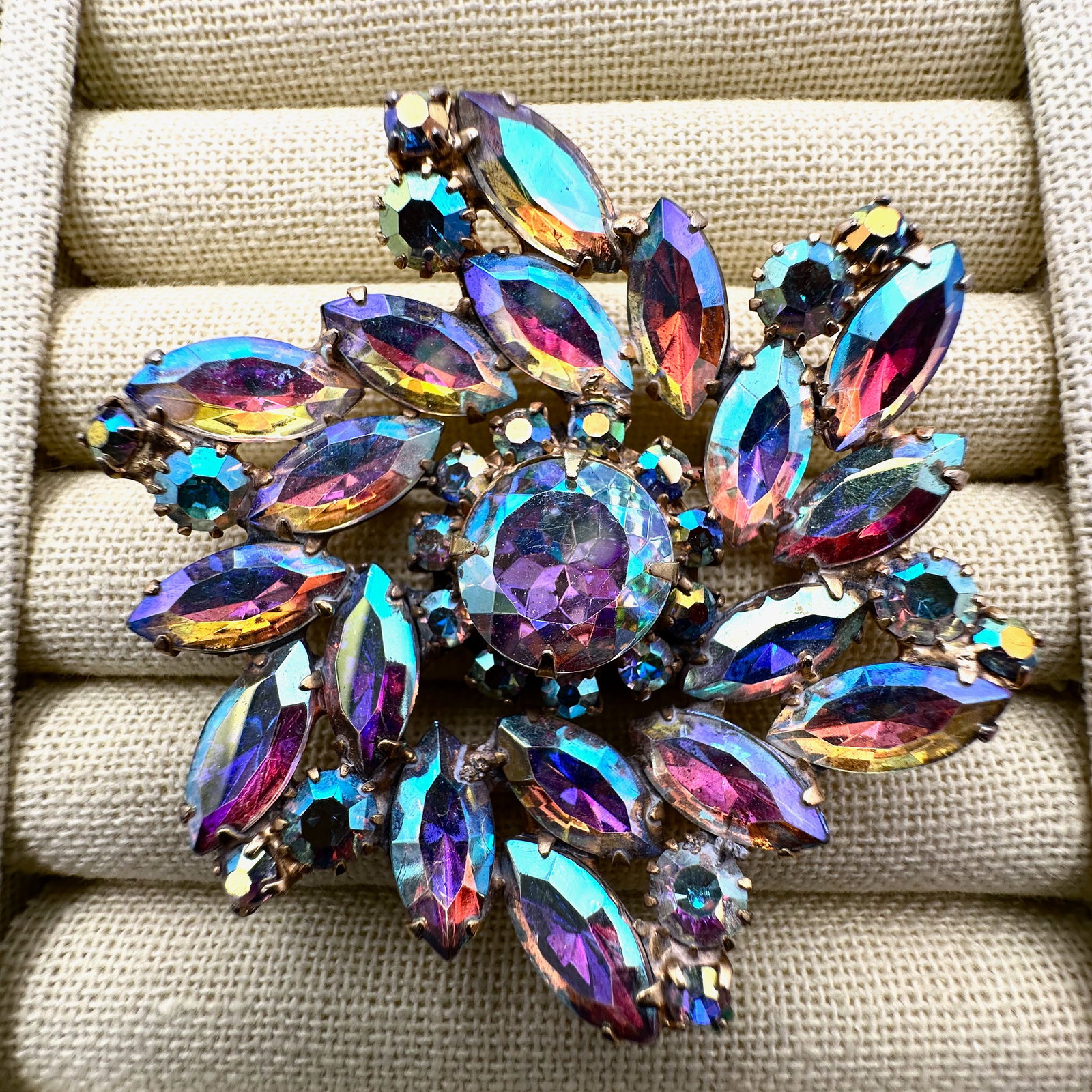 Vintage Aurora Borealis Glass Rhinestone Gold Tone Brooch Pin 2.5 Inch: Vintage Aurora Borealis Glass Rhinestone Gold Tone Brooch Pin 2.5 Inch