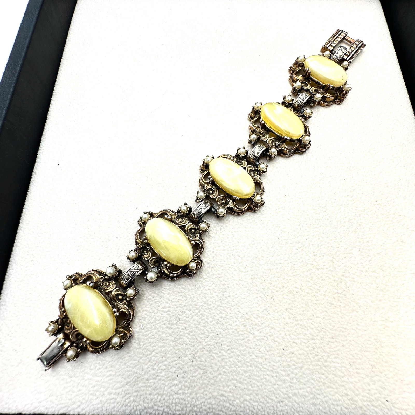 Vintage Yellow Lucite Cabochon Faux Pearl Gold Tone Bracelet 7.5 Inch: Vintage Yellow Lucite Cabochon Faux Pearl Gold Tone Bracelet 7.5 Inch